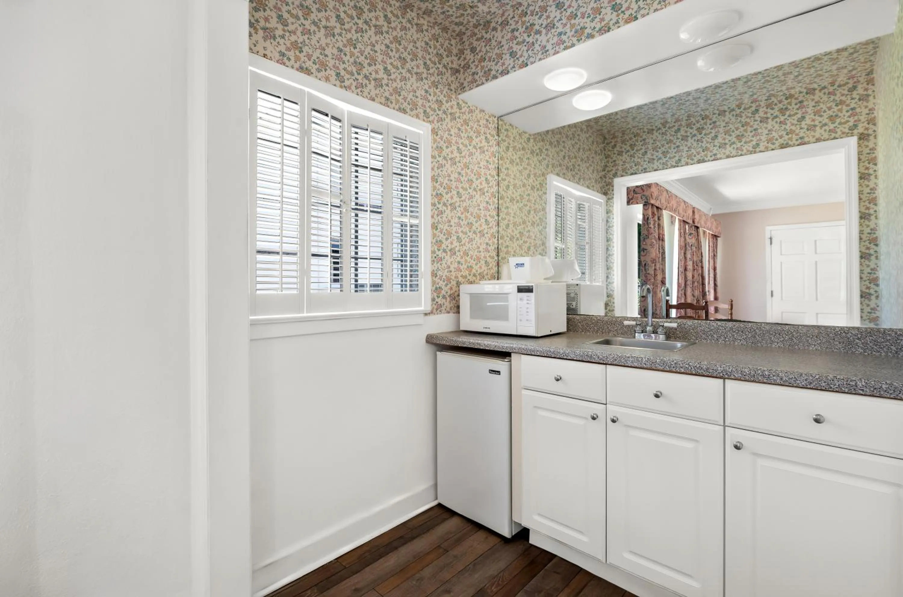 Kitchen or kitchenette in Americas Best Value Inn Historic Clewiston Inn