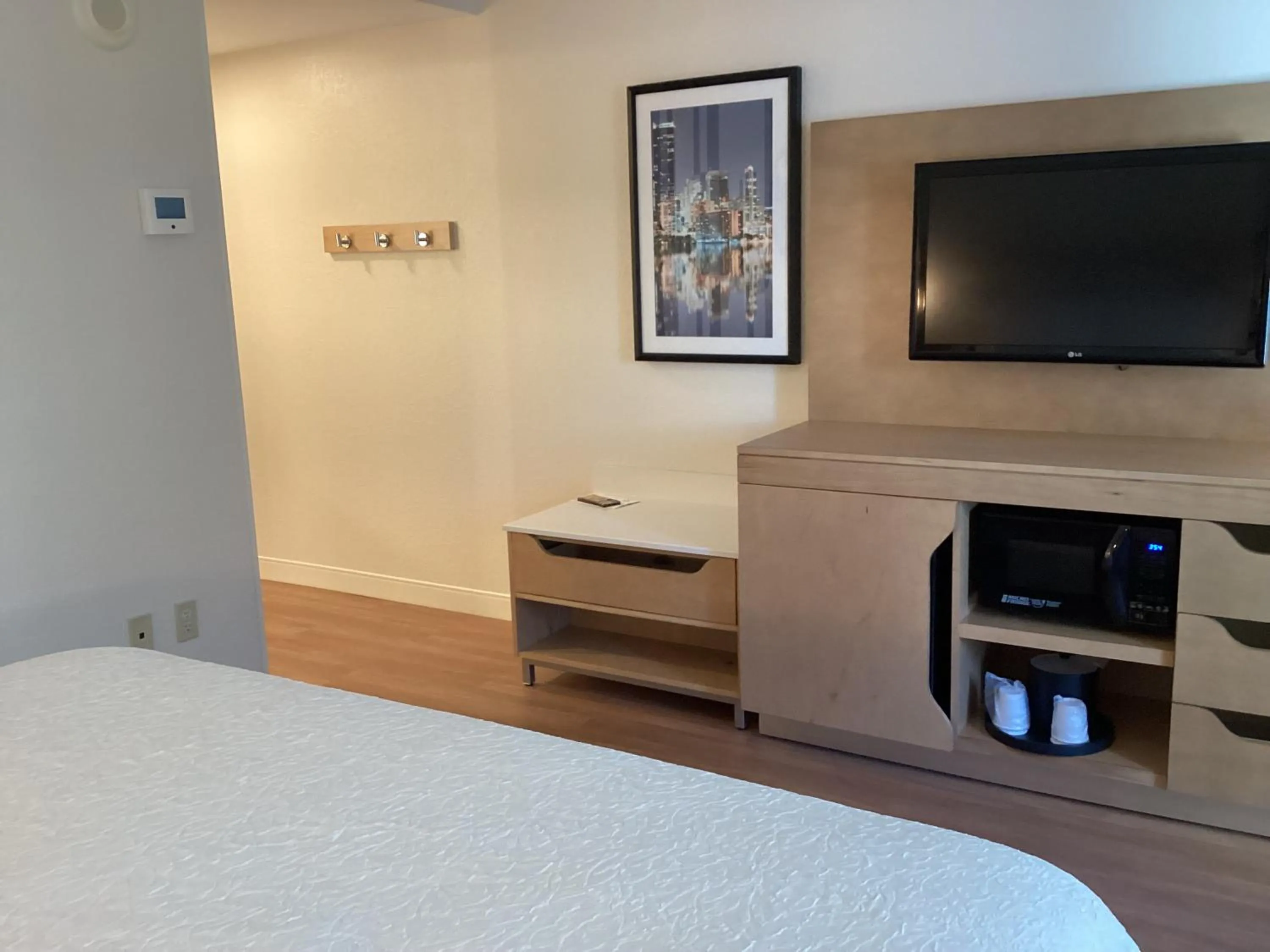 TV and multimedia, Bed in Hampton Inn & Suites by Hilton Miami Downtown/Brickell