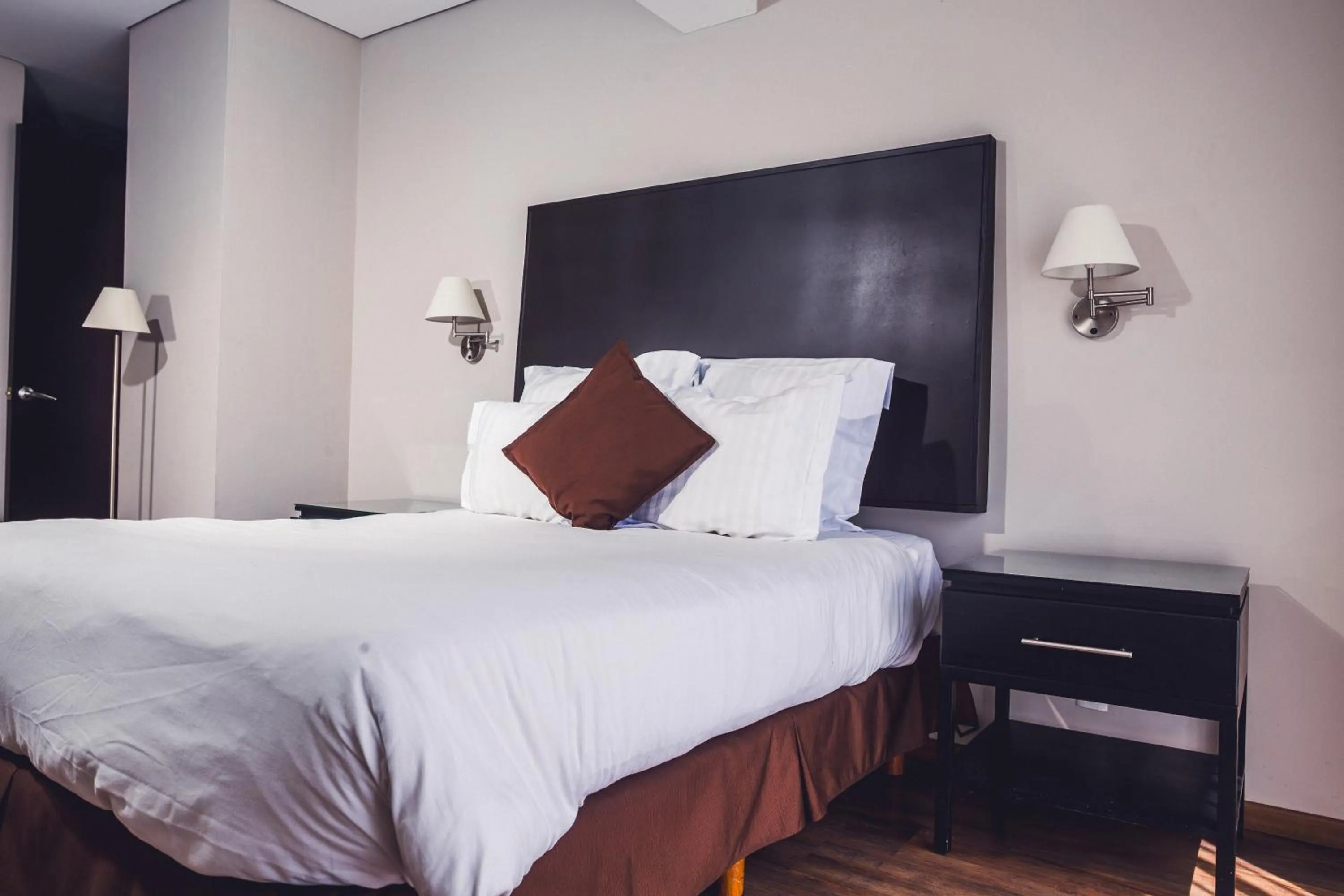 Text overlay, Bed in Suites Parioli