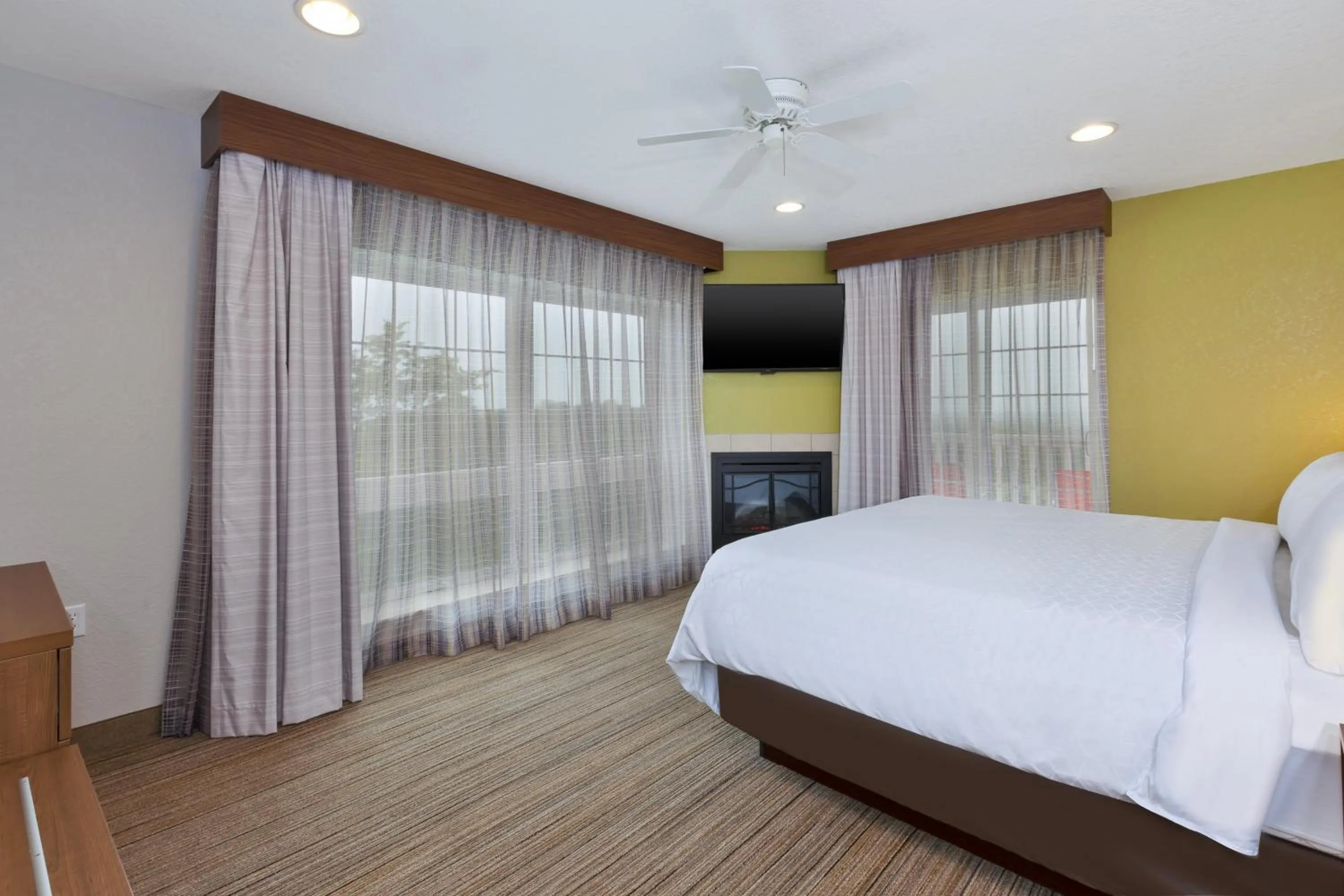 Photo of the whole room, Bed in Holiday Inn Express Hotel & Suites Petoskey by IHG