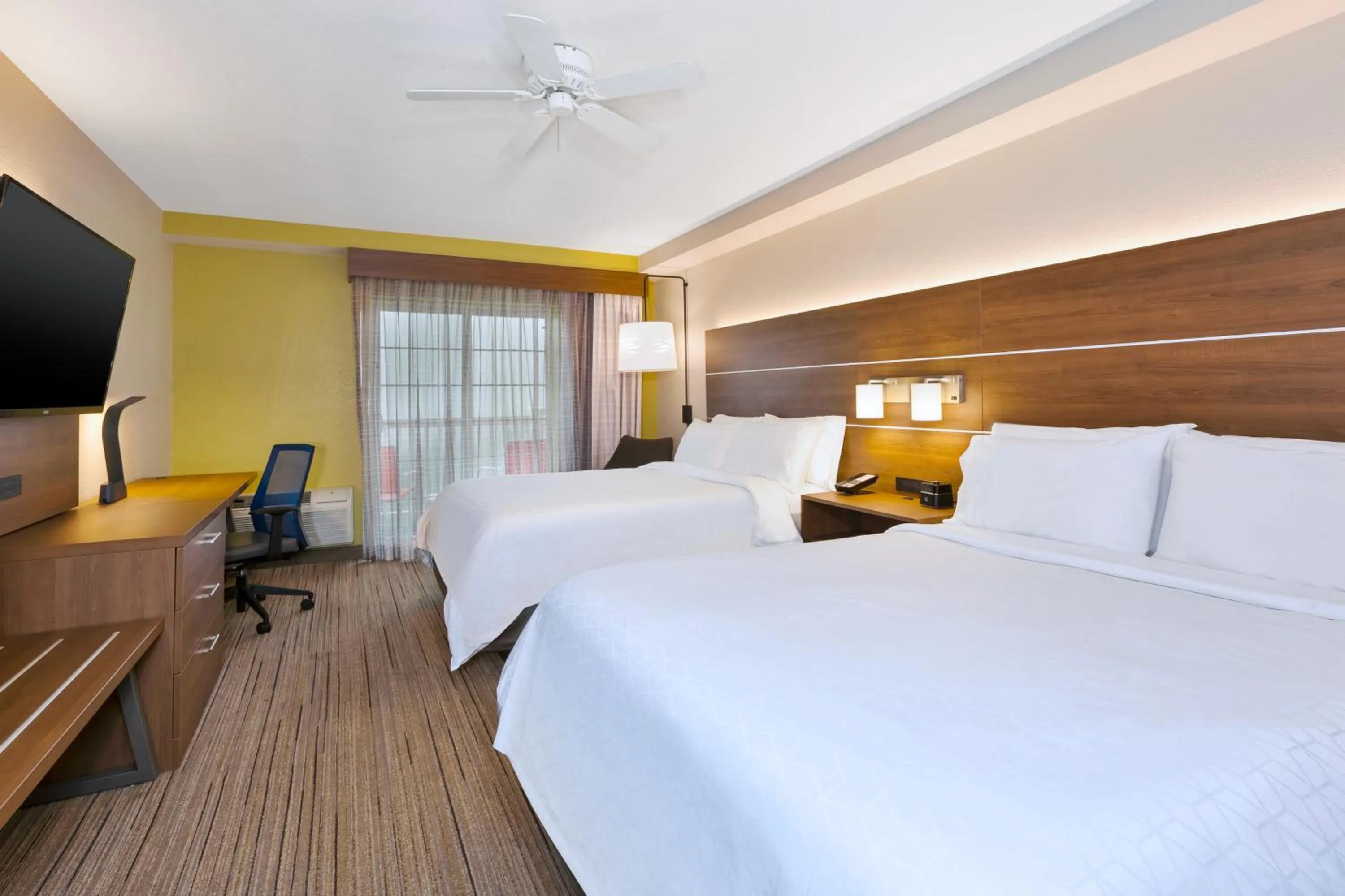 Bed in Holiday Inn Express Hotel & Suites Petoskey by IHG
