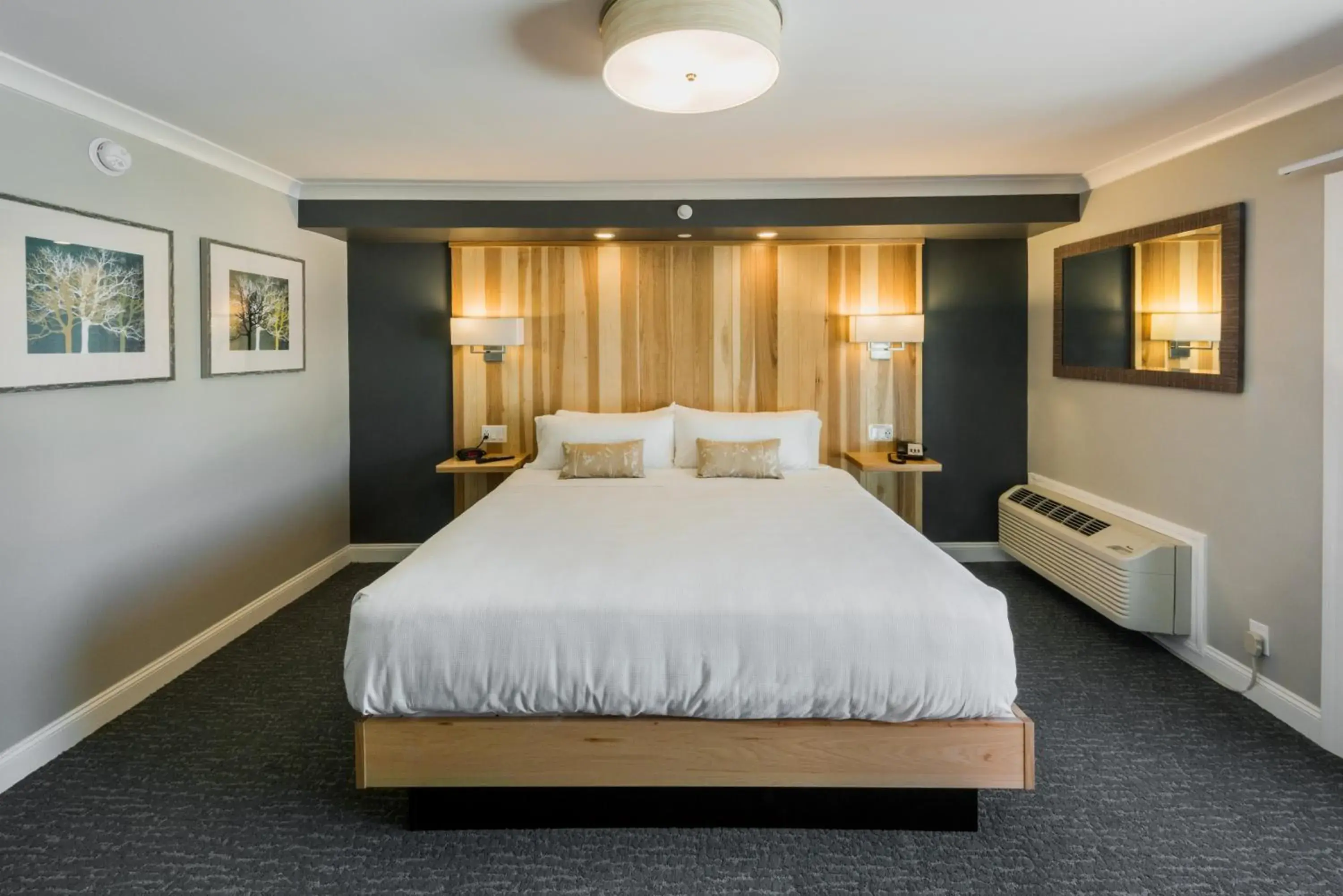 King Room with Lake View in Center Harbor Inn King Room with Lake View in Center Harbor Inn