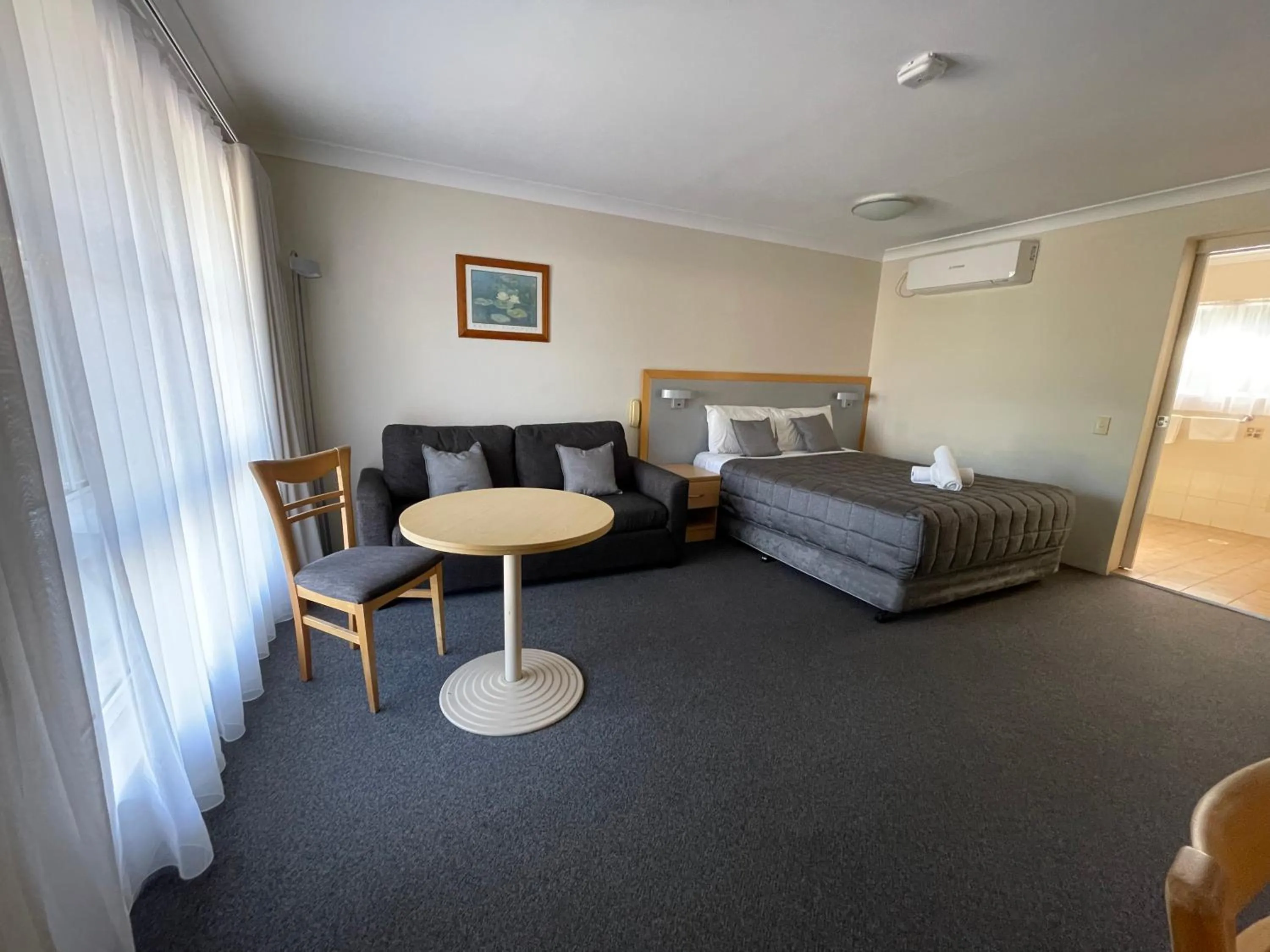 Bed in George Bass Motor Inn