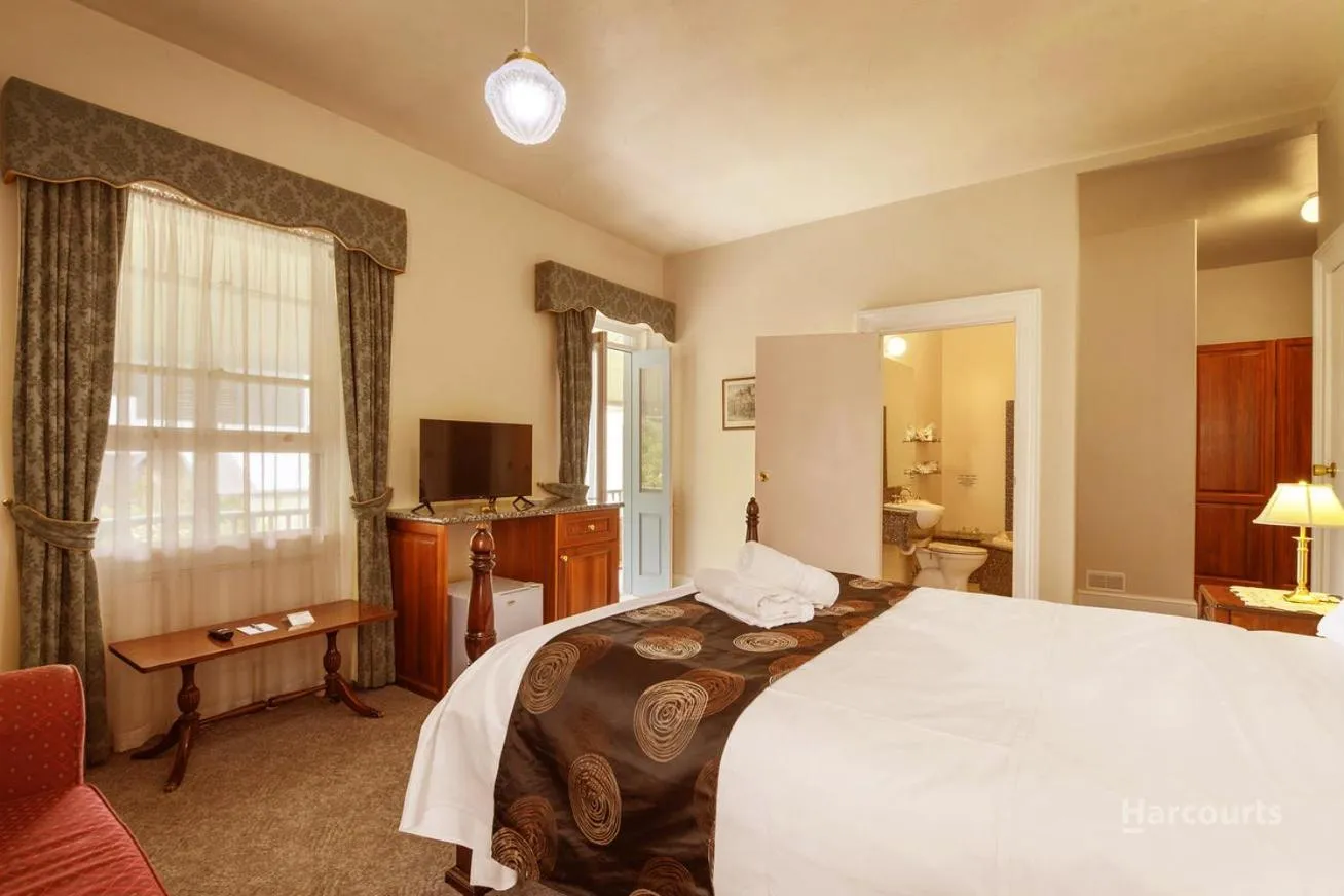 Bedroom, Bed in The Lodge on Elizabeth