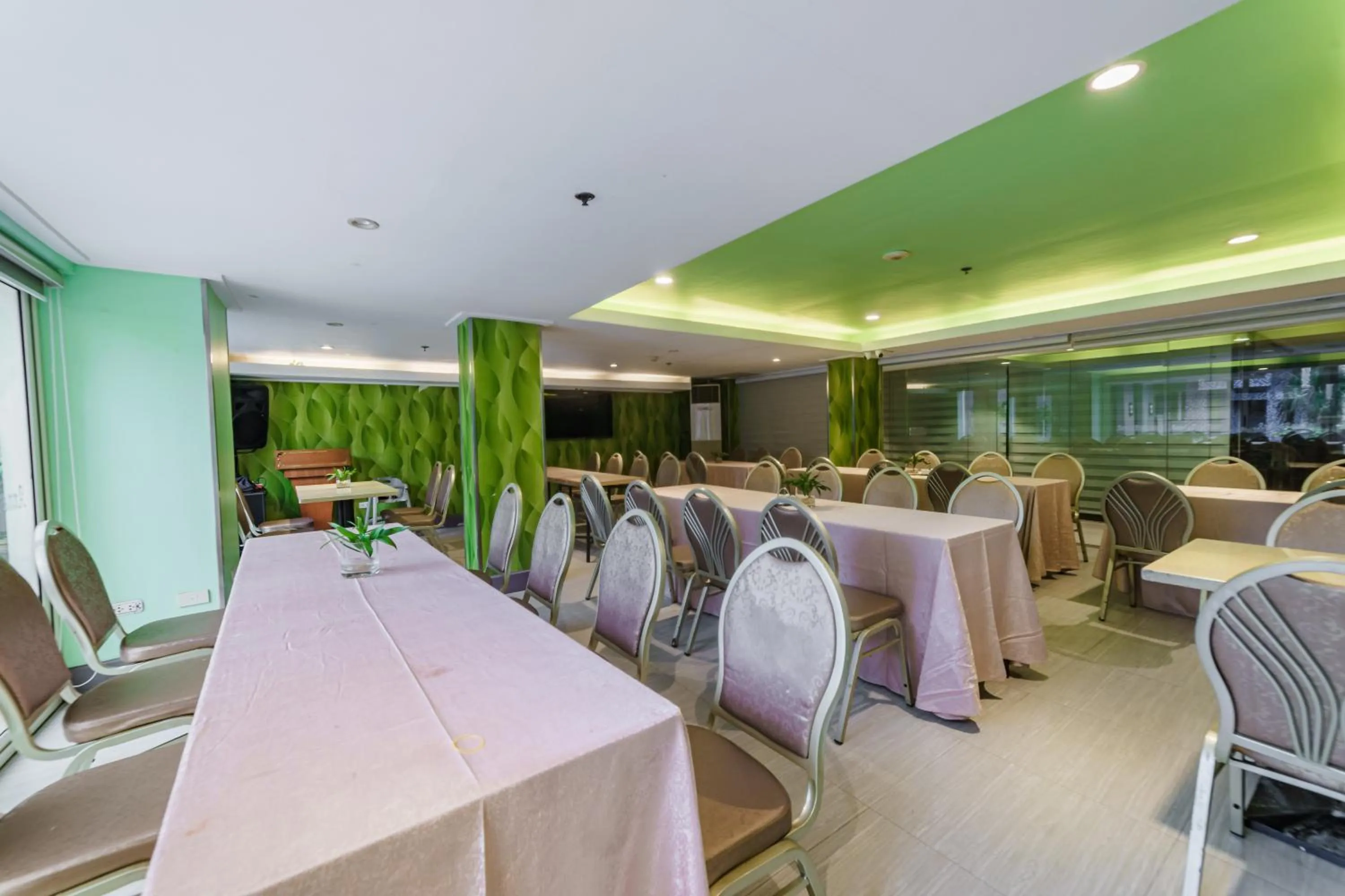 Food and drinks in Villa Caceres Hotel