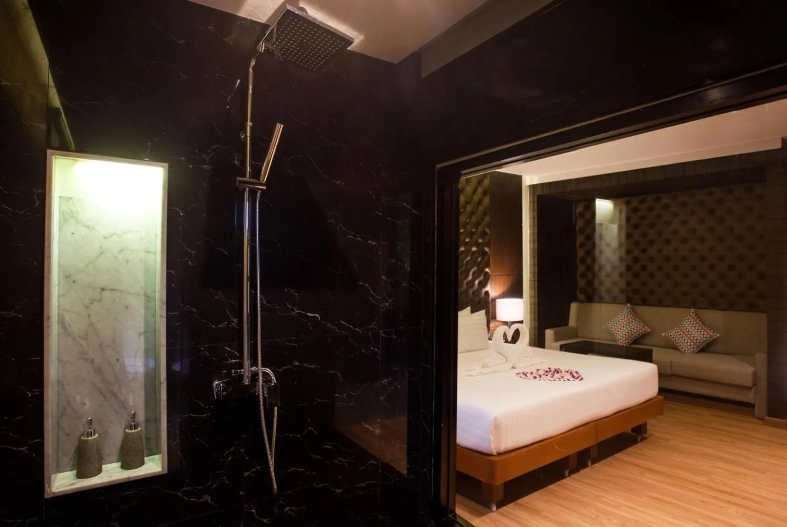 Bathroom, Bed in The Glory Gold