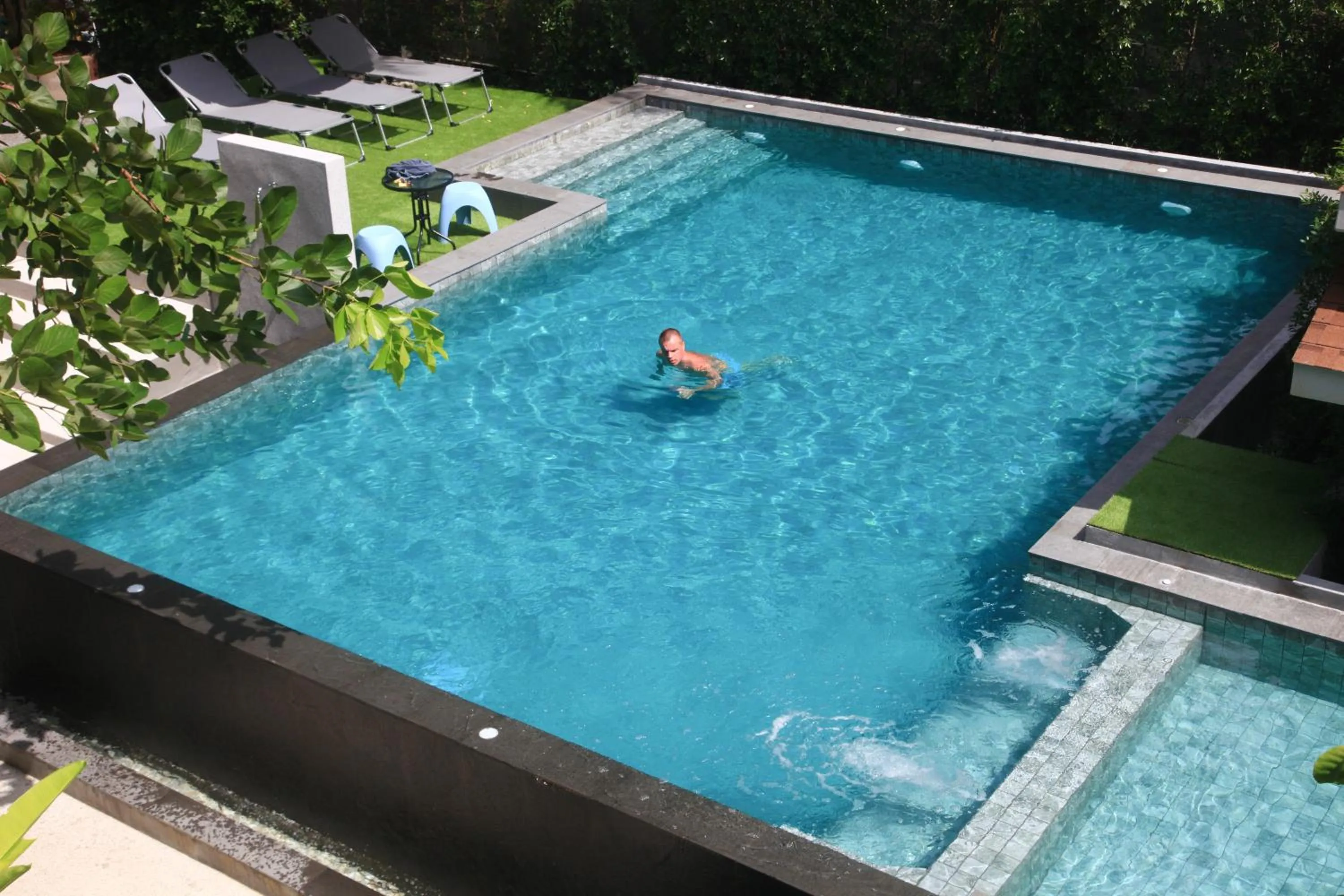 Swimming pool in The Glory Gold