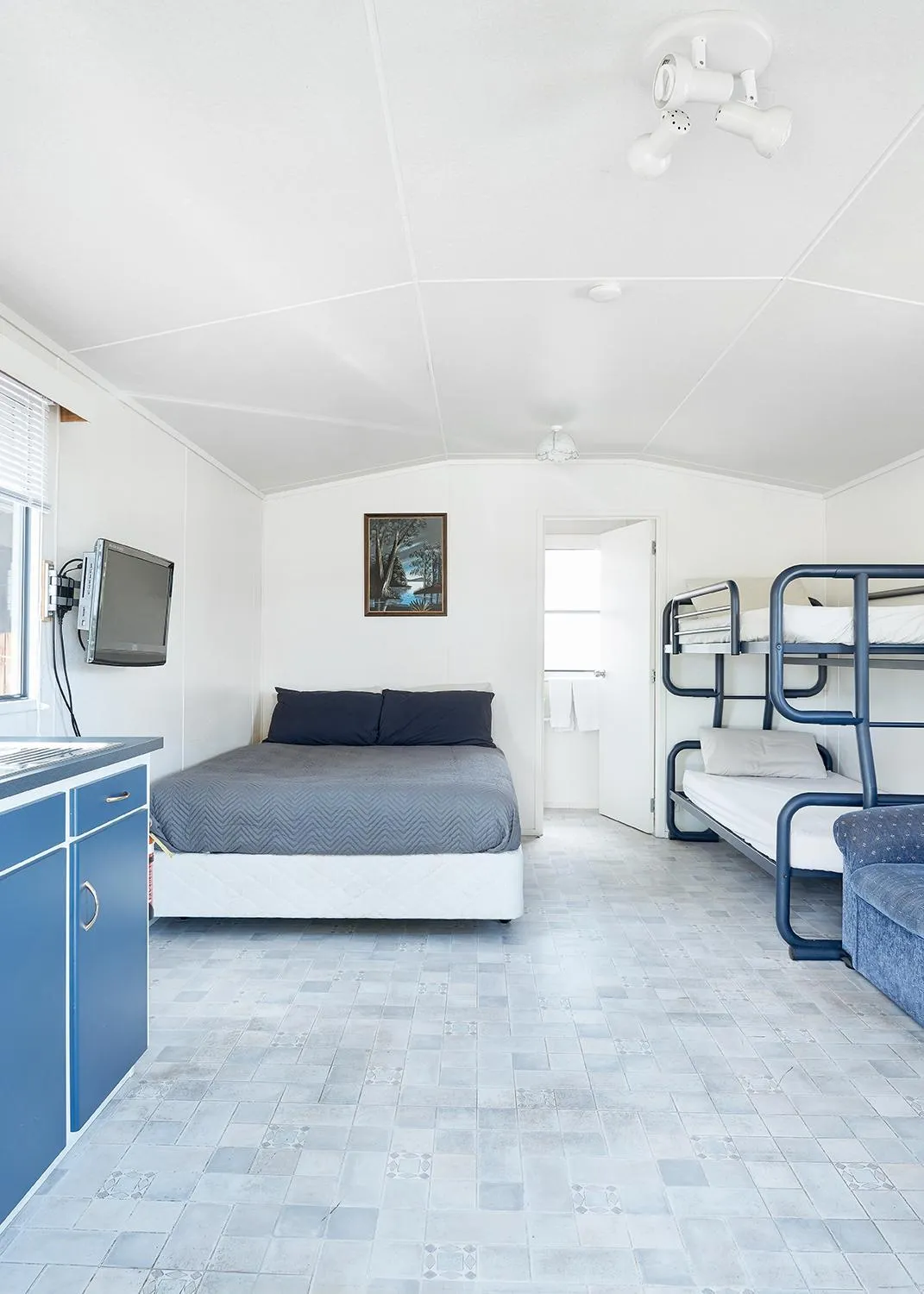 Kitchen or kitchenette, Bed in Mercury Bay Holiday Park