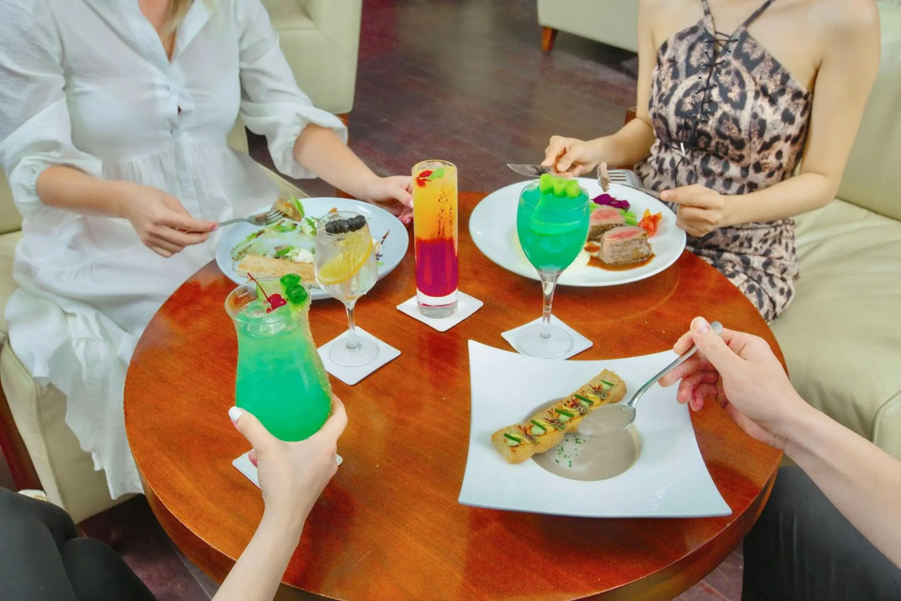 Lounge or bar in Radisson Blu Resort, Fujairah Lounge or bar in Radisson Blu Resort, Fujairah