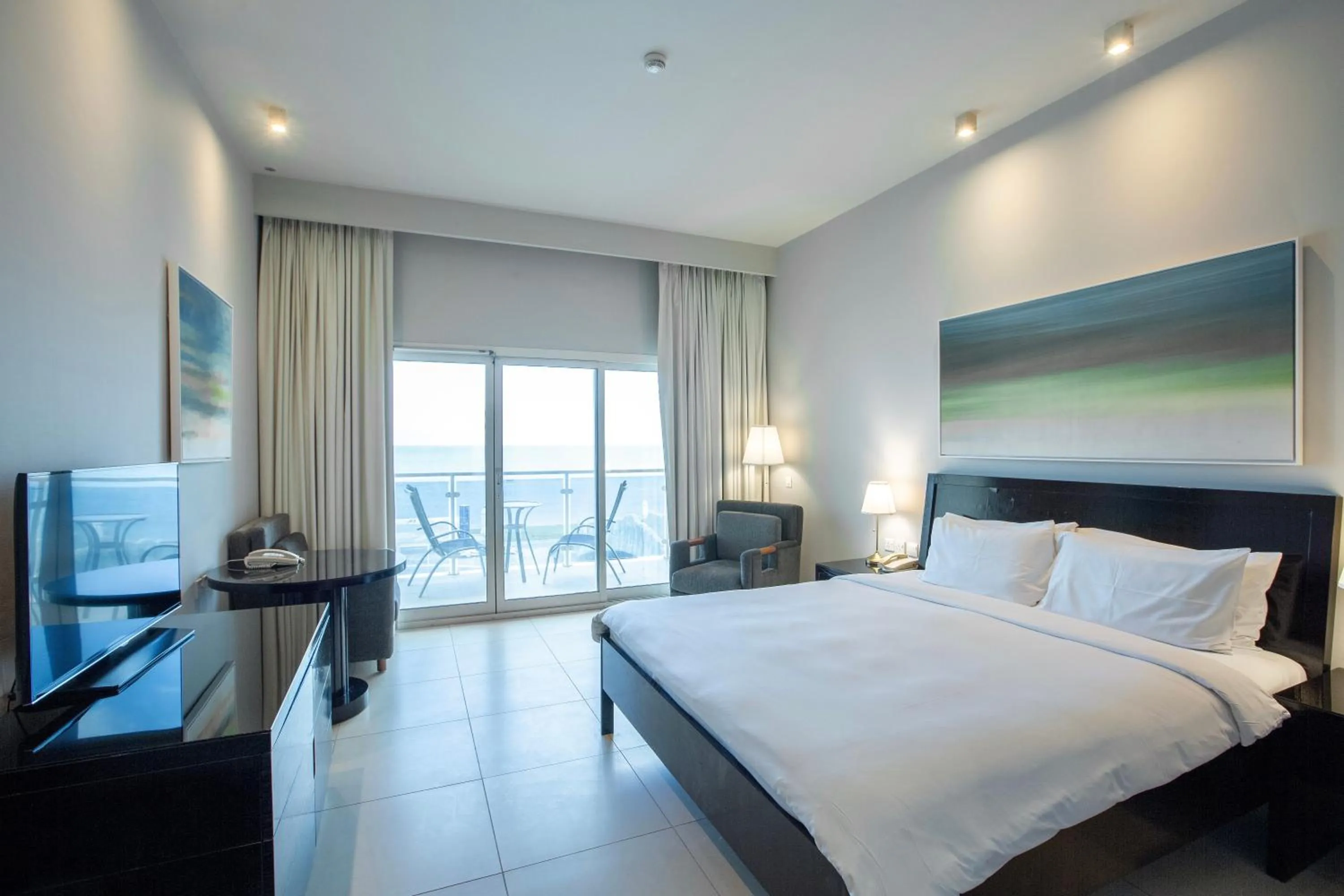 Bedroom, Bed in Radisson Blu Resort, Fujairah