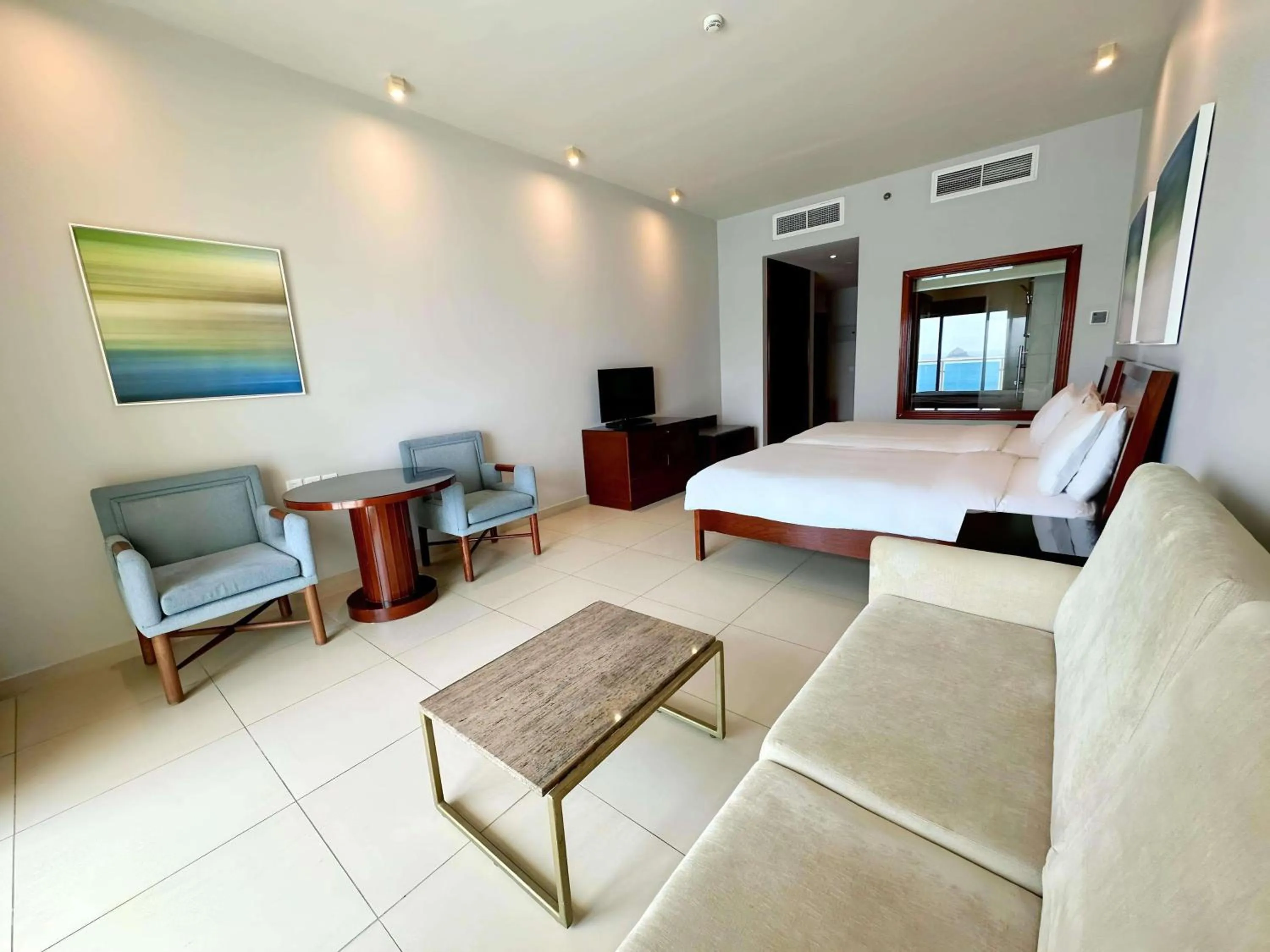 Bedroom, Bed in Radisson Blu Resort, Fujairah