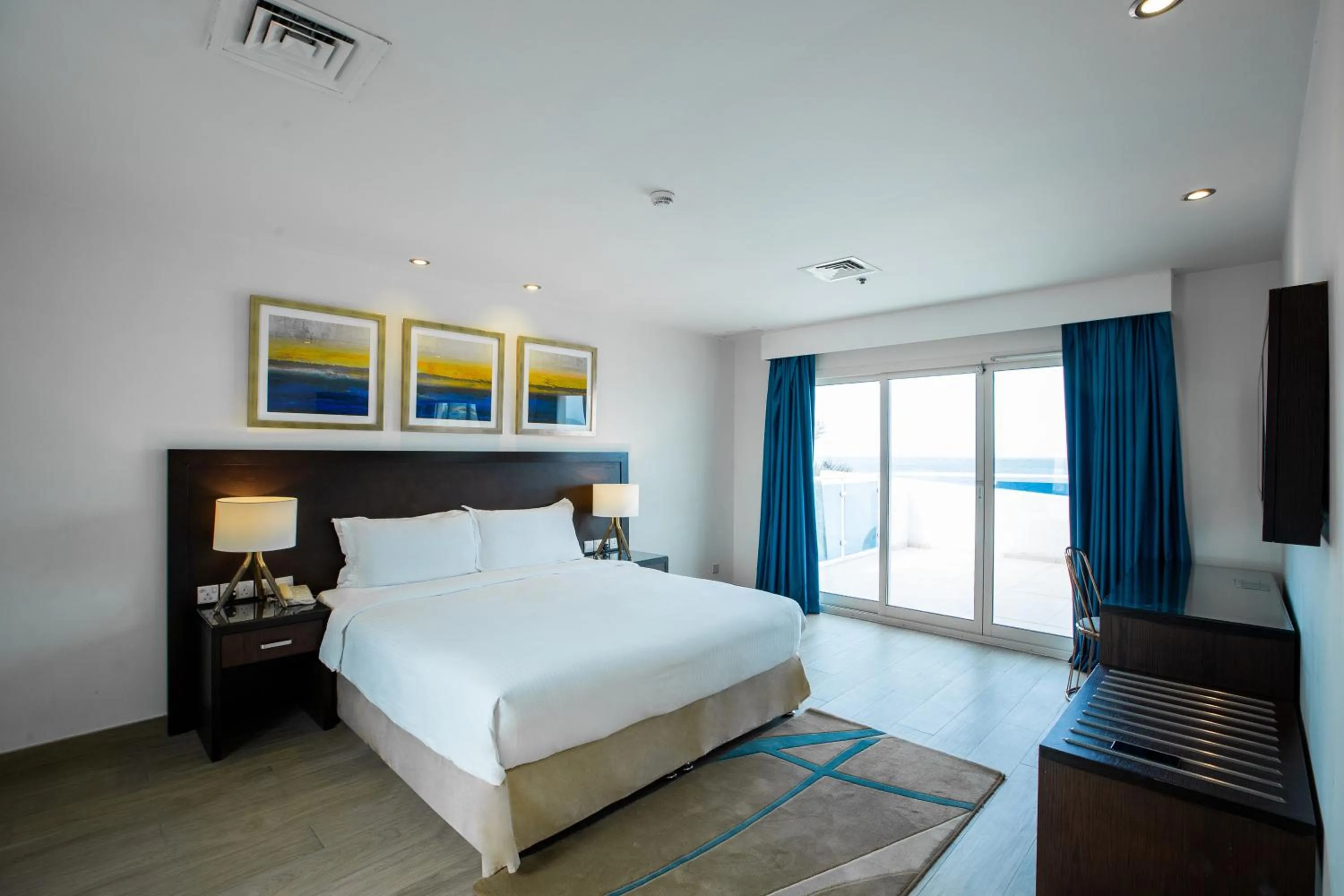 Bedroom, Bed in Radisson Blu Resort, Fujairah
