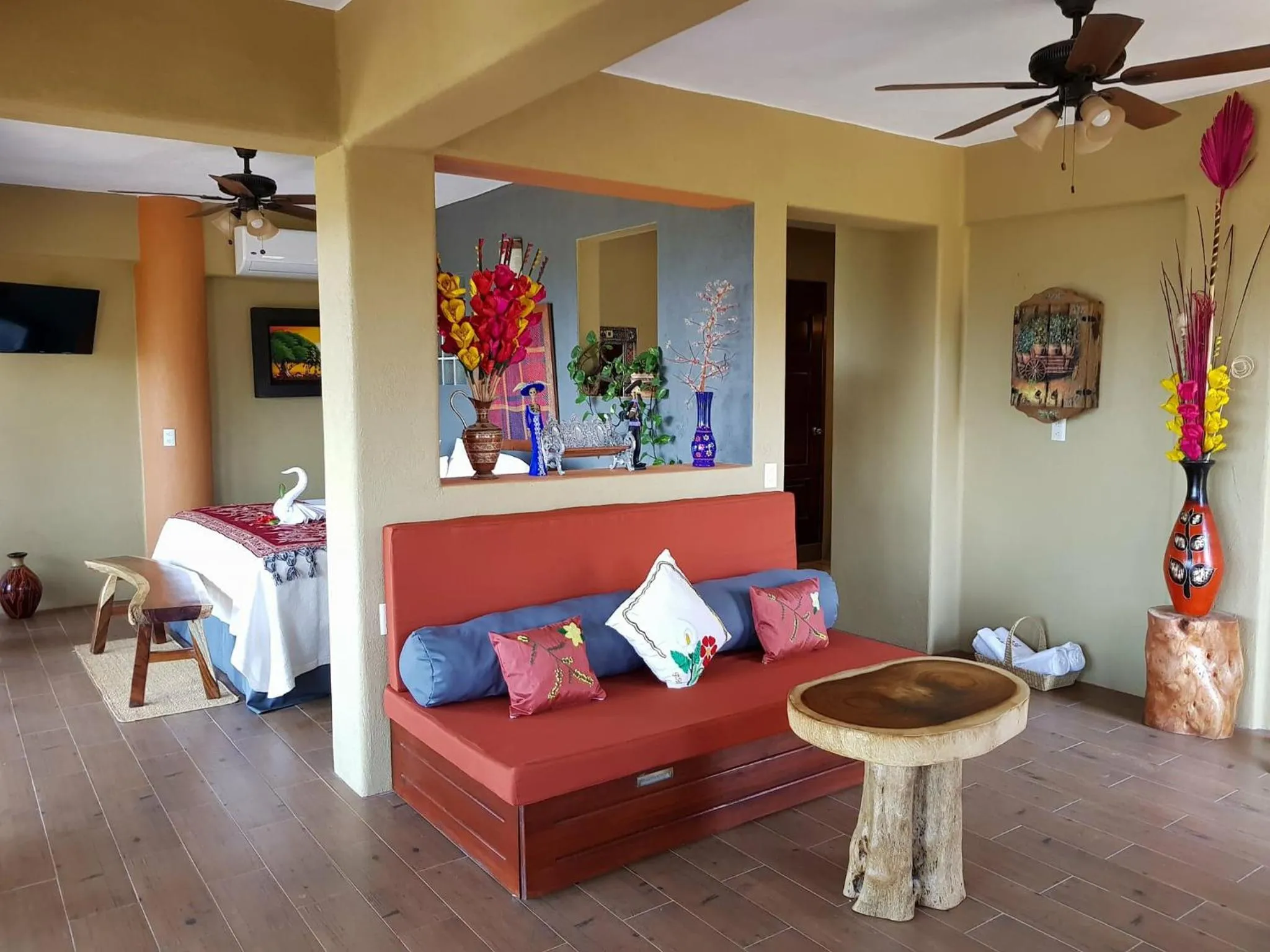 Seating area in Casa Arcoiris Zihuatanejo B&B