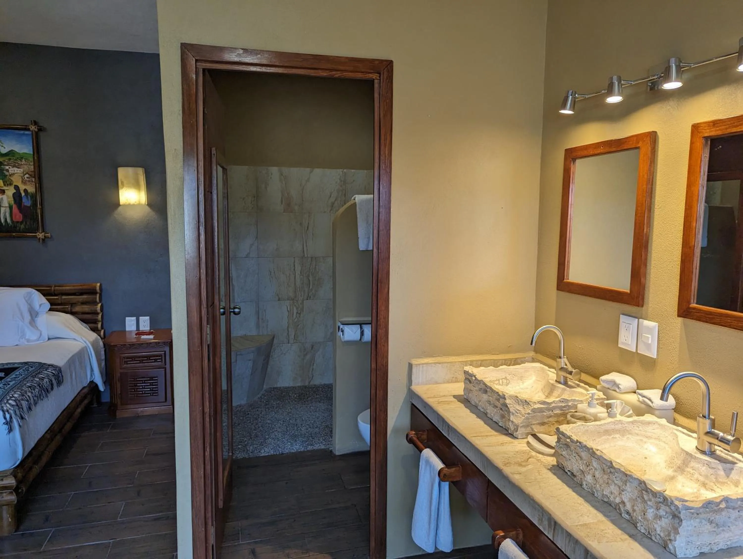 Bathroom, Bed in Casa Arcoiris Zihuatanejo B&B