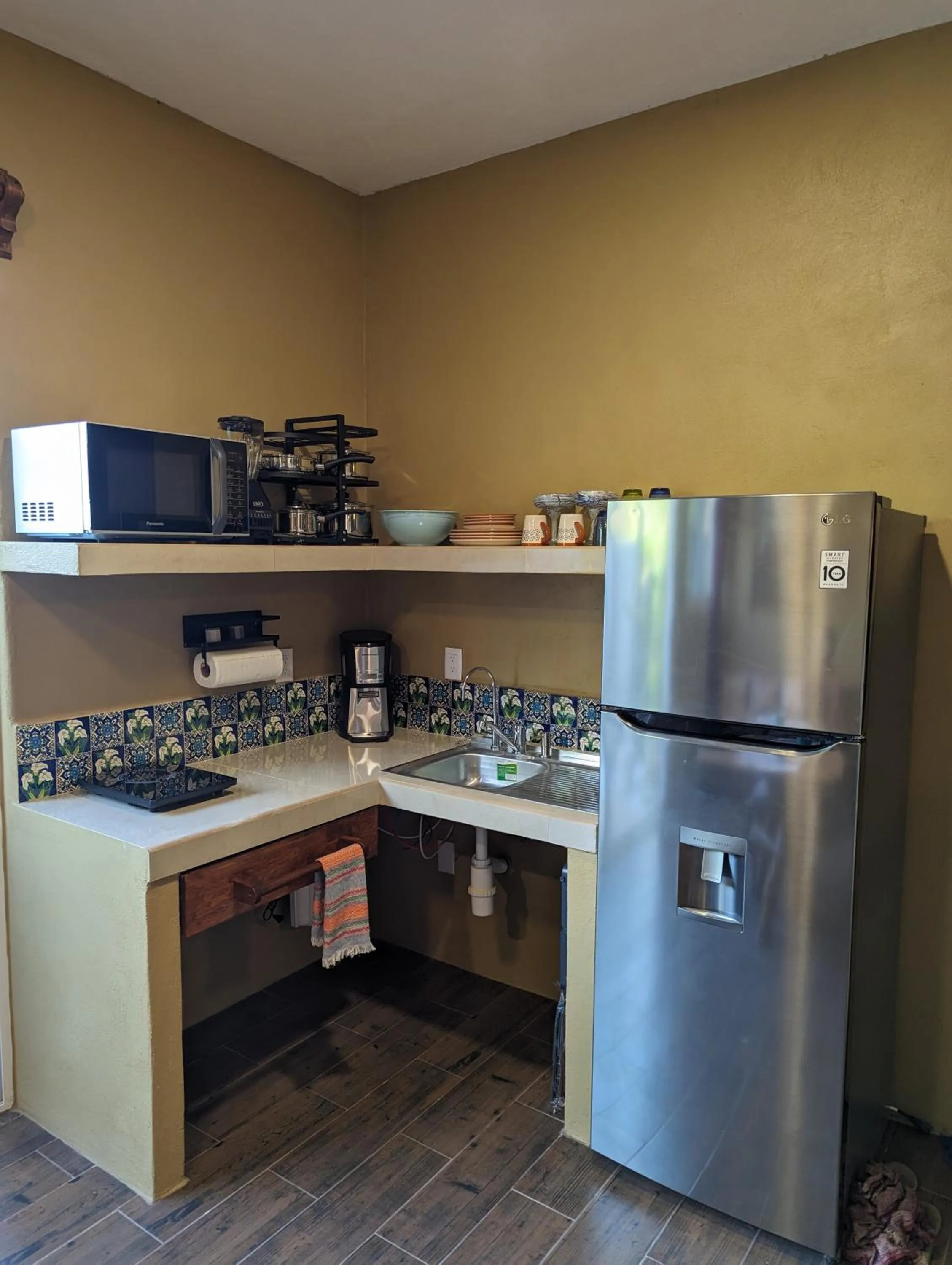 kitchen in Casa Arcoiris Zihuatanejo B&B