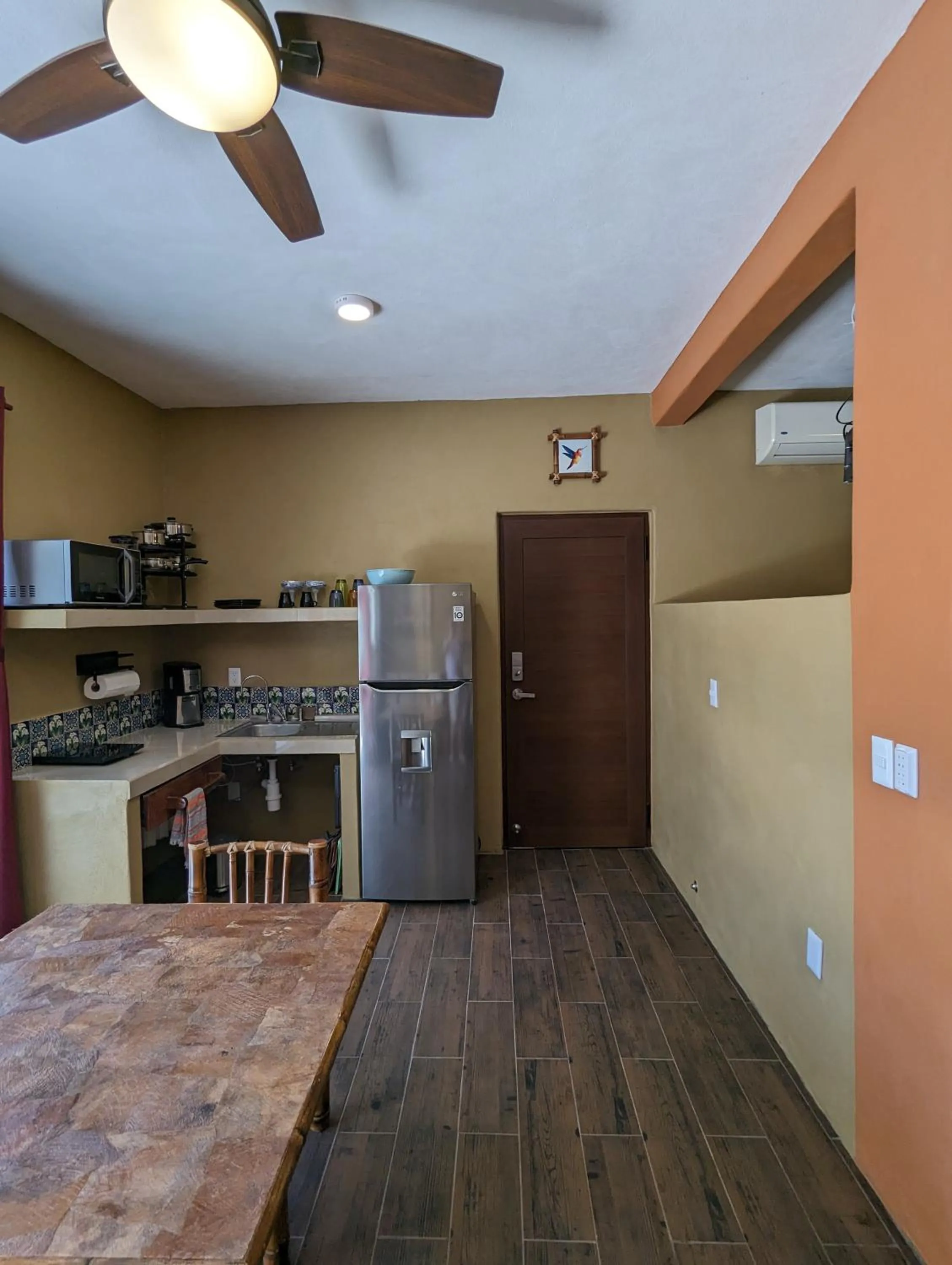 kitchen in Casa Arcoiris Zihuatanejo B&B