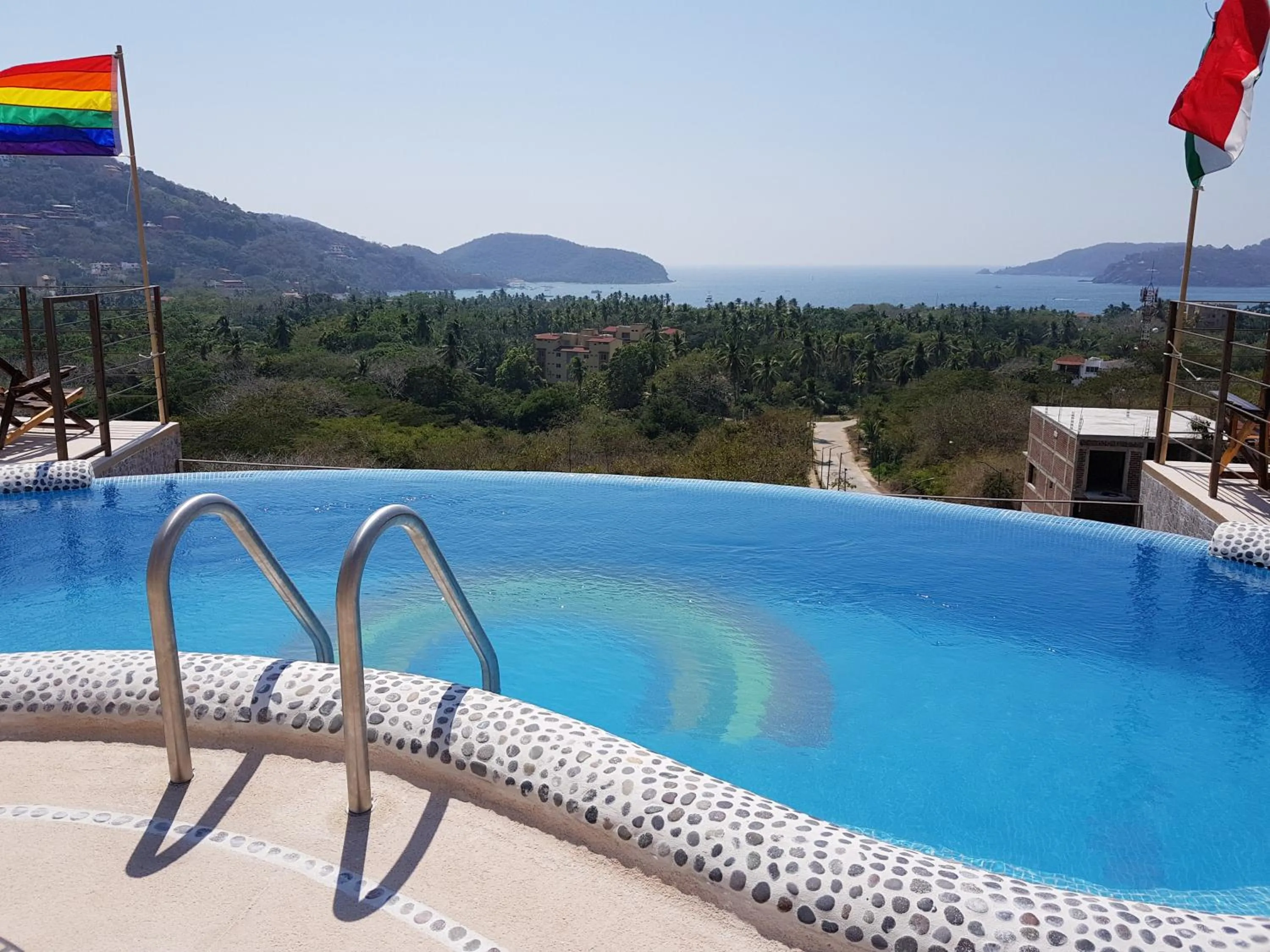 Swimming pool in Casa Arcoiris Zihuatanejo B&B