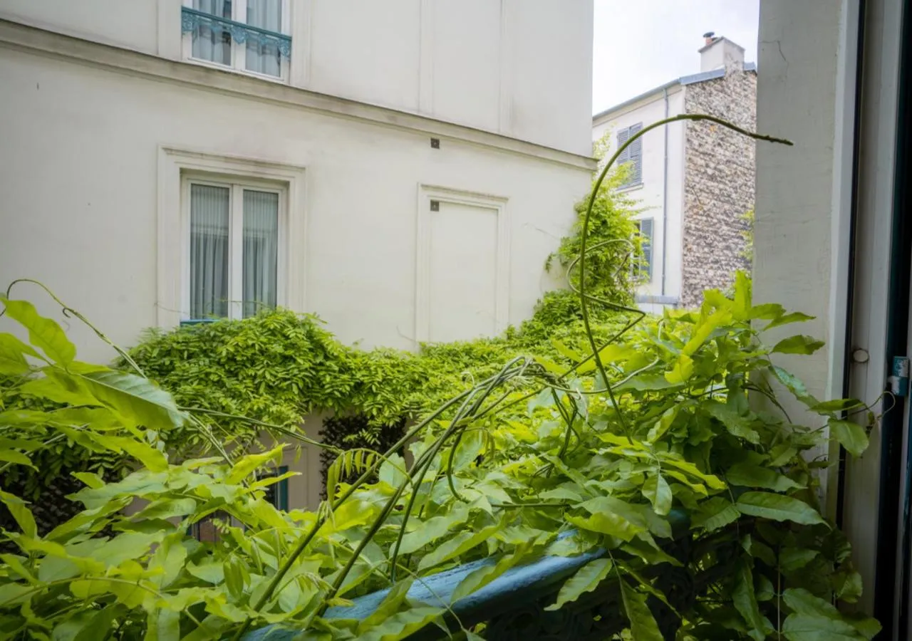 Garden view in Nouvel Hôtel