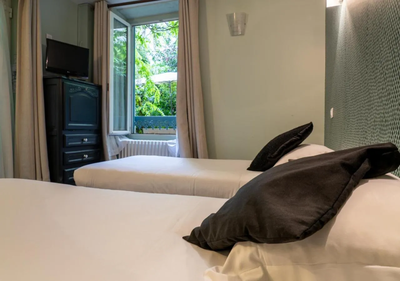 Bedroom, Bed in Nouvel Hôtel