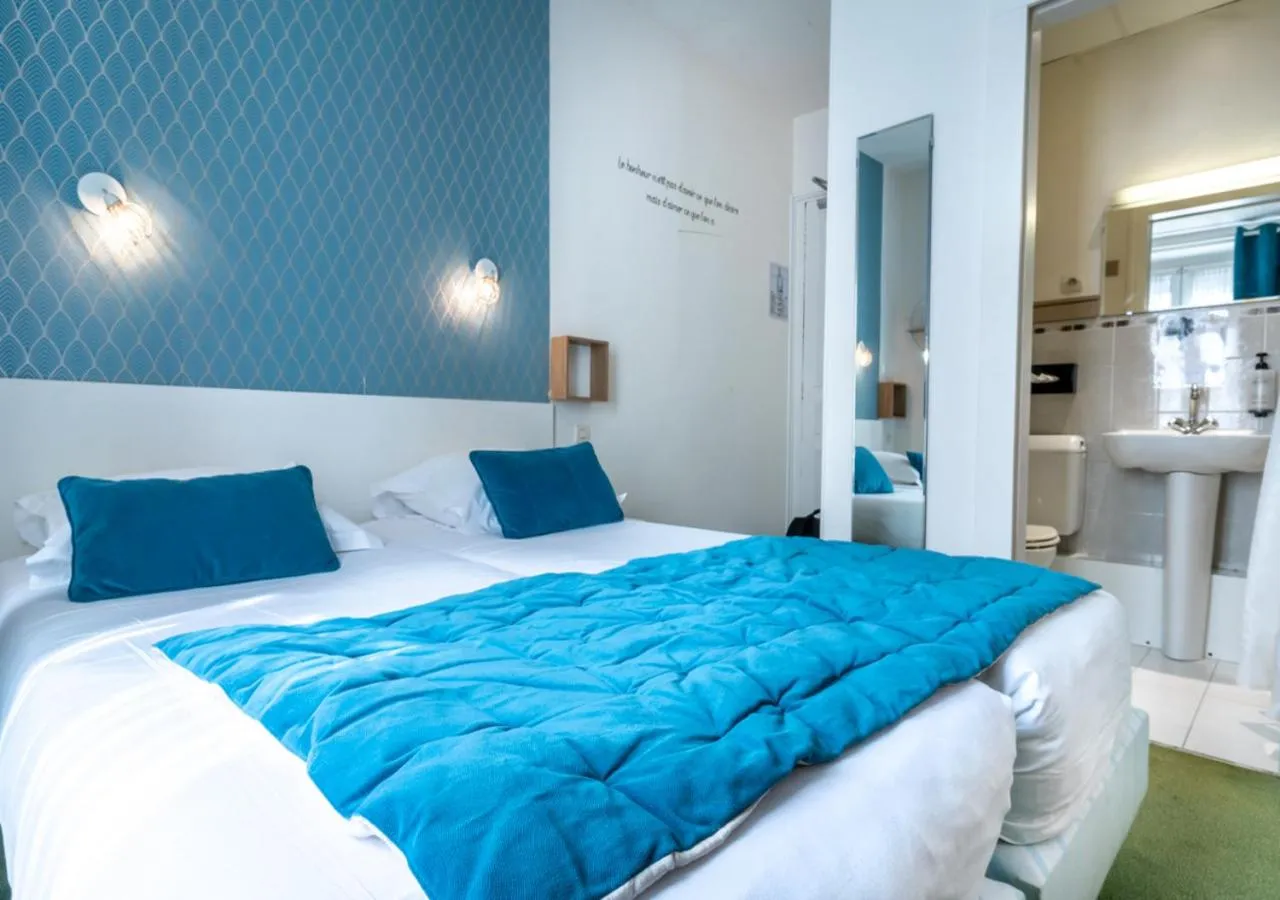 Bedroom, Bed in Nouvel Hôtel