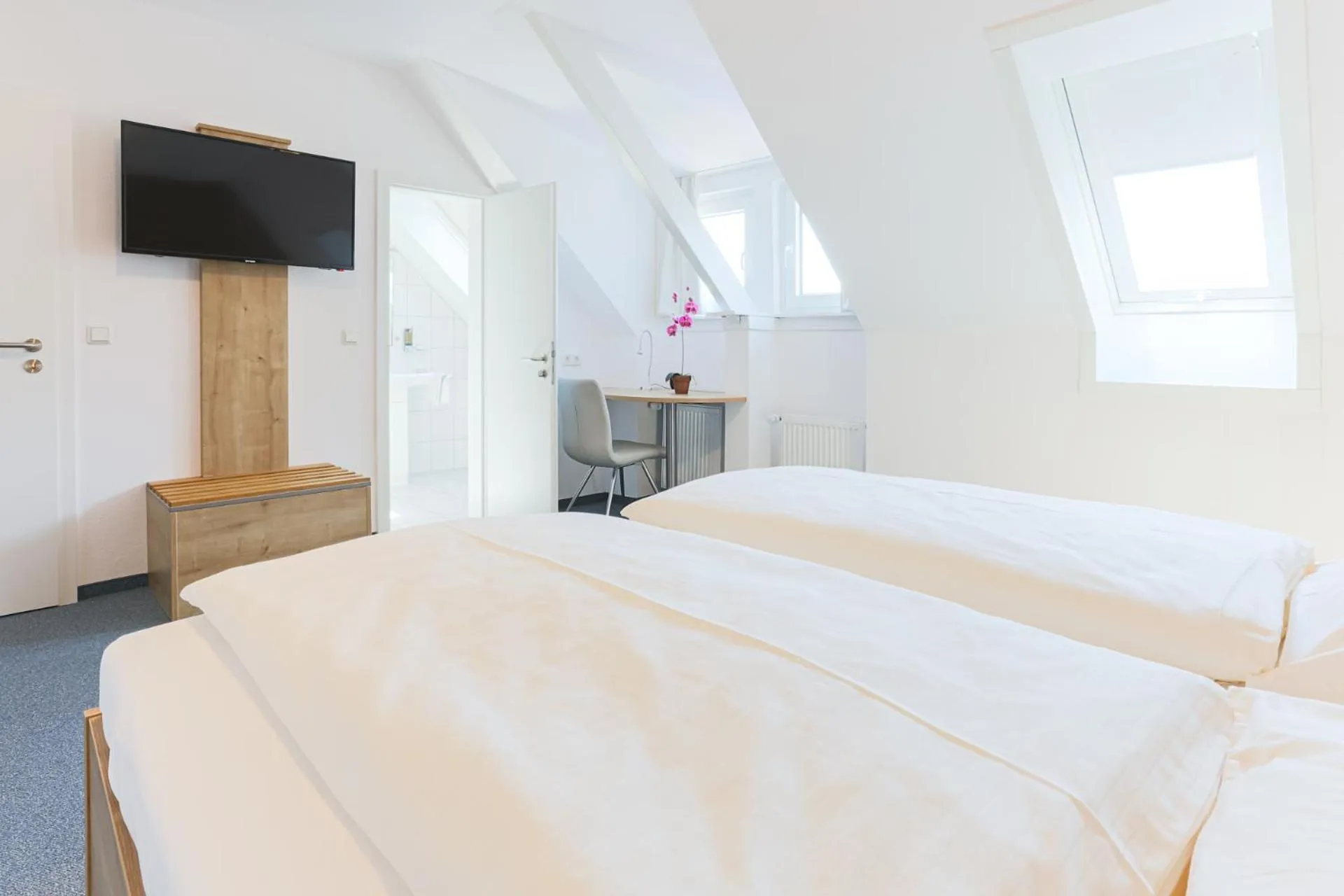 TV and multimedia, Bed in Hotel Eydt Kirchheim