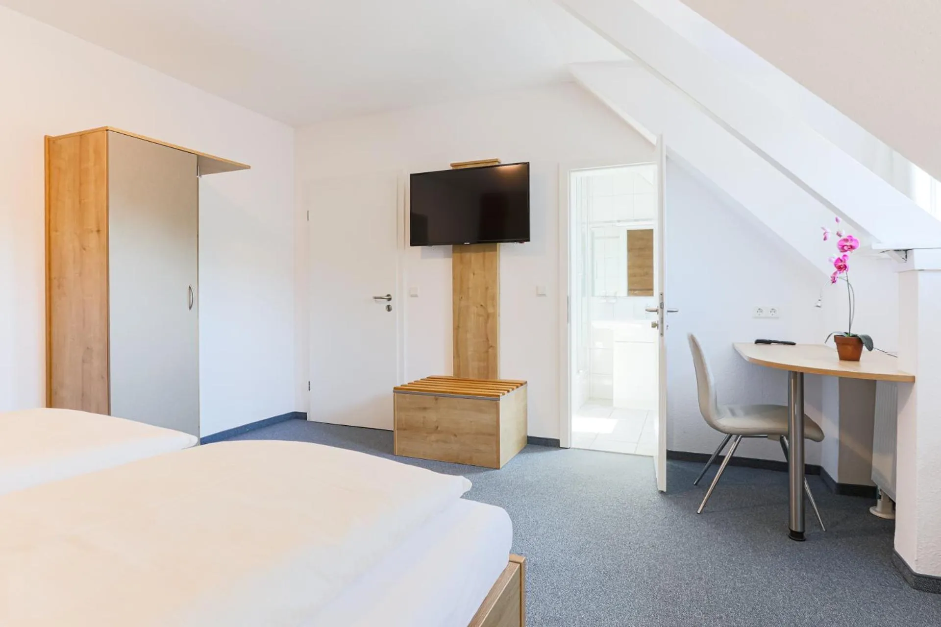 TV and multimedia, Bed in Hotel Eydt Kirchheim