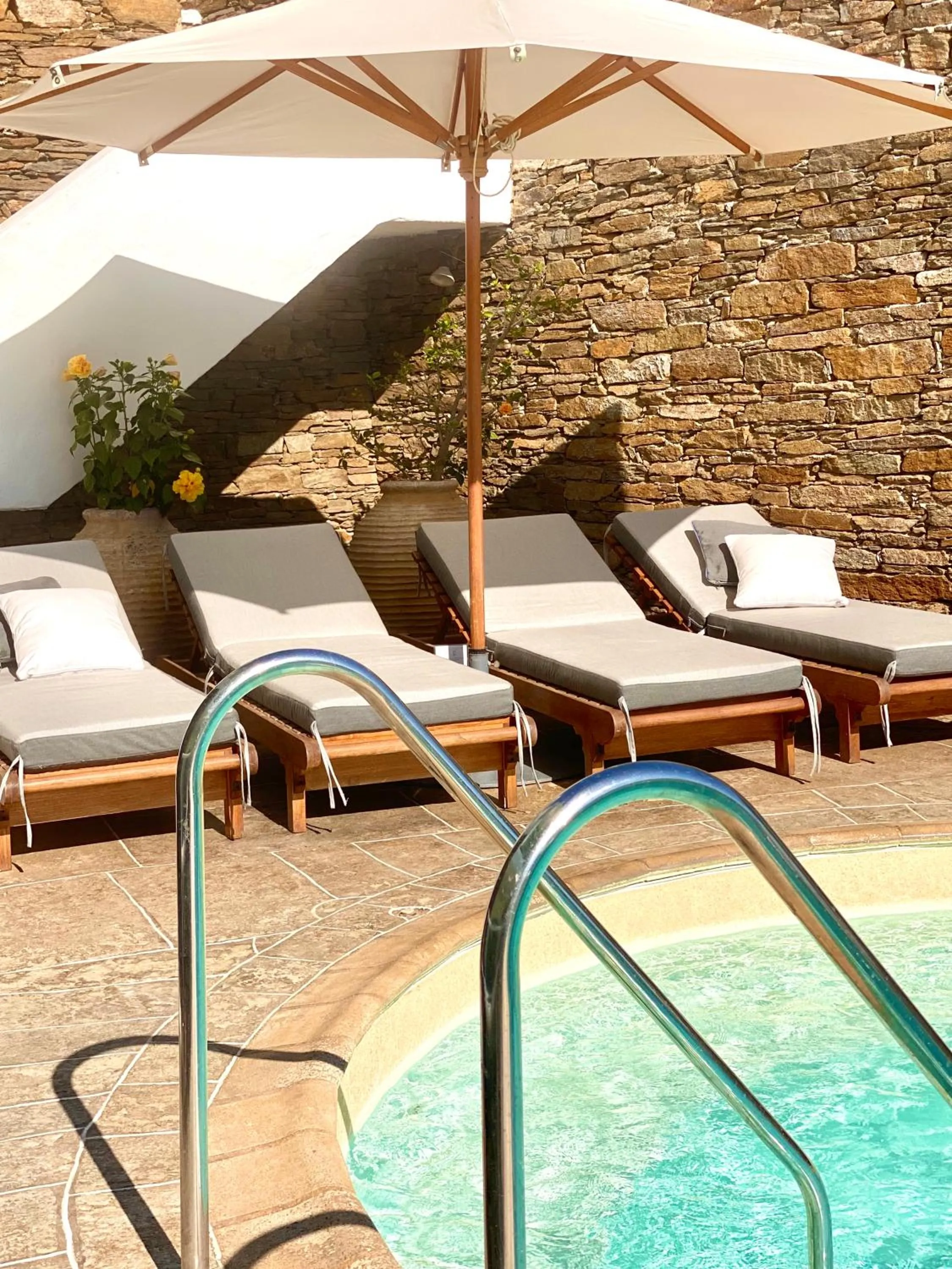 Swimming pool in Niriedes Hotel