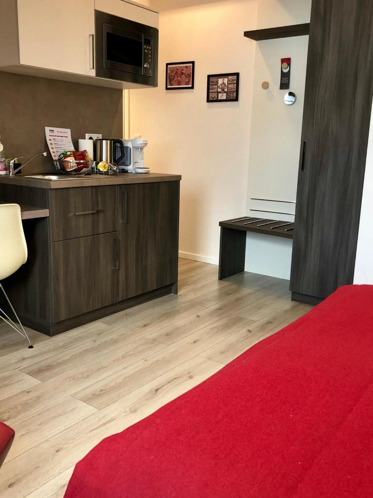 Kitchen or kitchenette, Bed in Star Apart Hotel Sachsenhausen