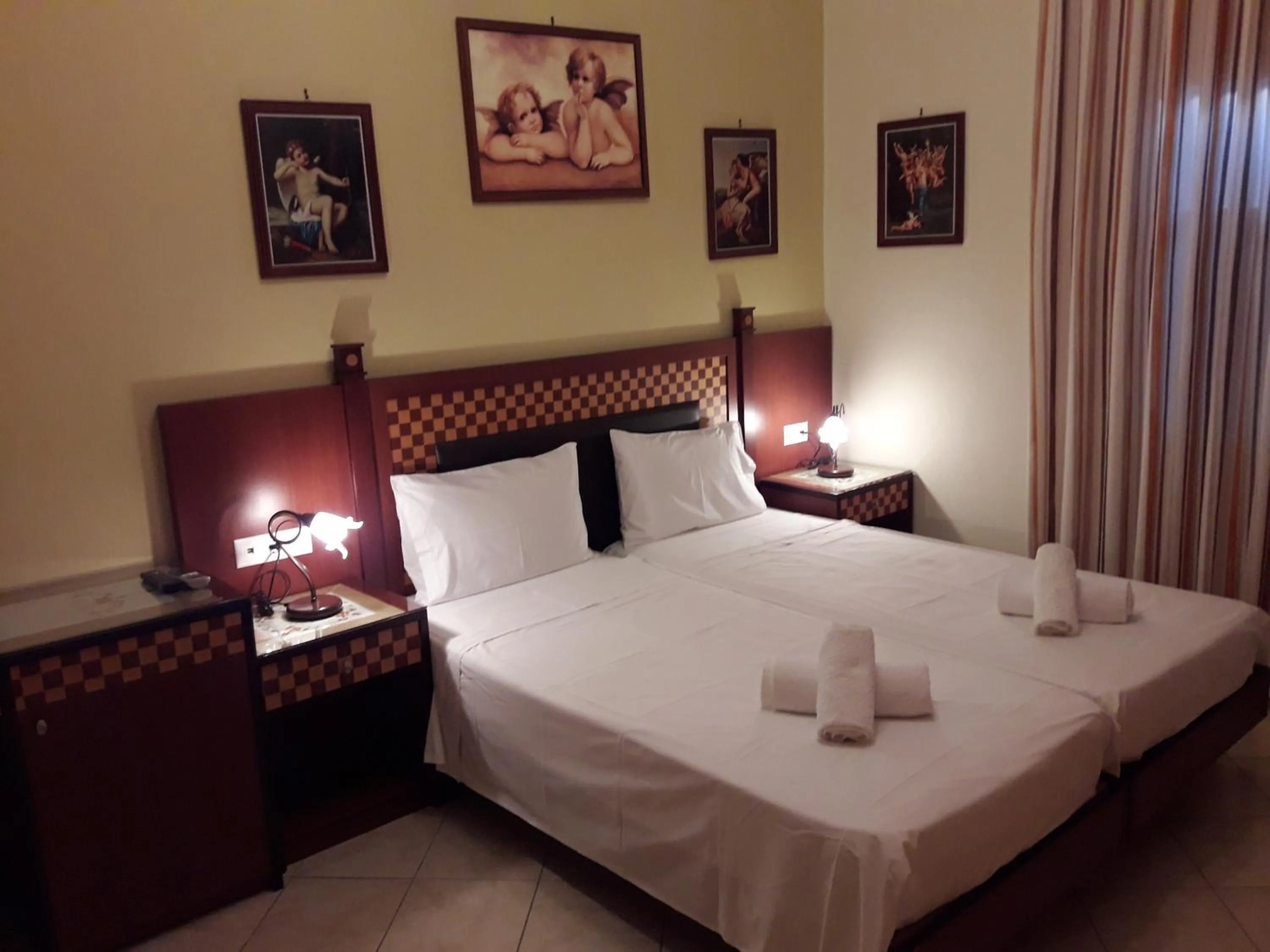 Photo of the whole room, Bed in Parthenon