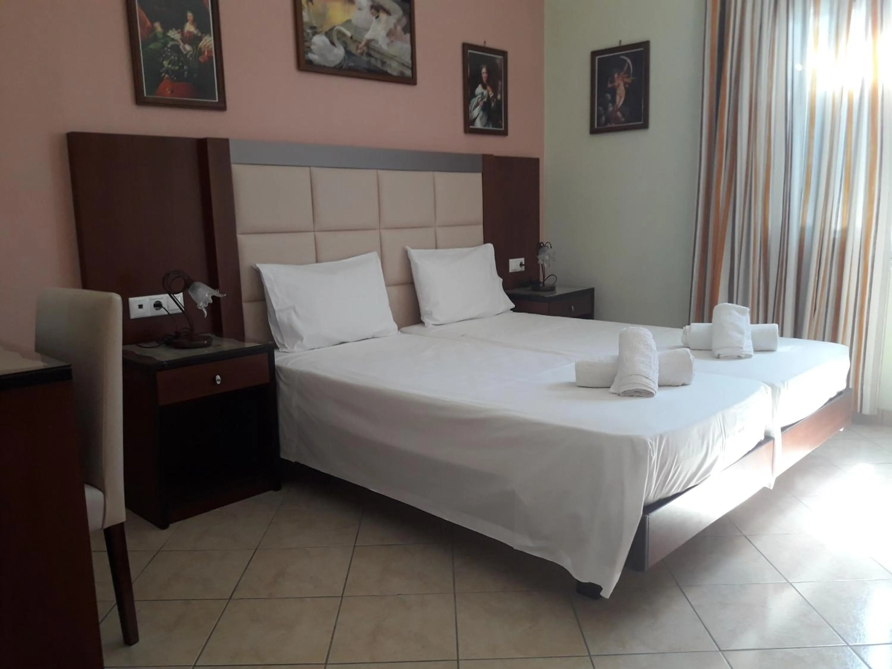 Photo of the whole room, Bed in Parthenon