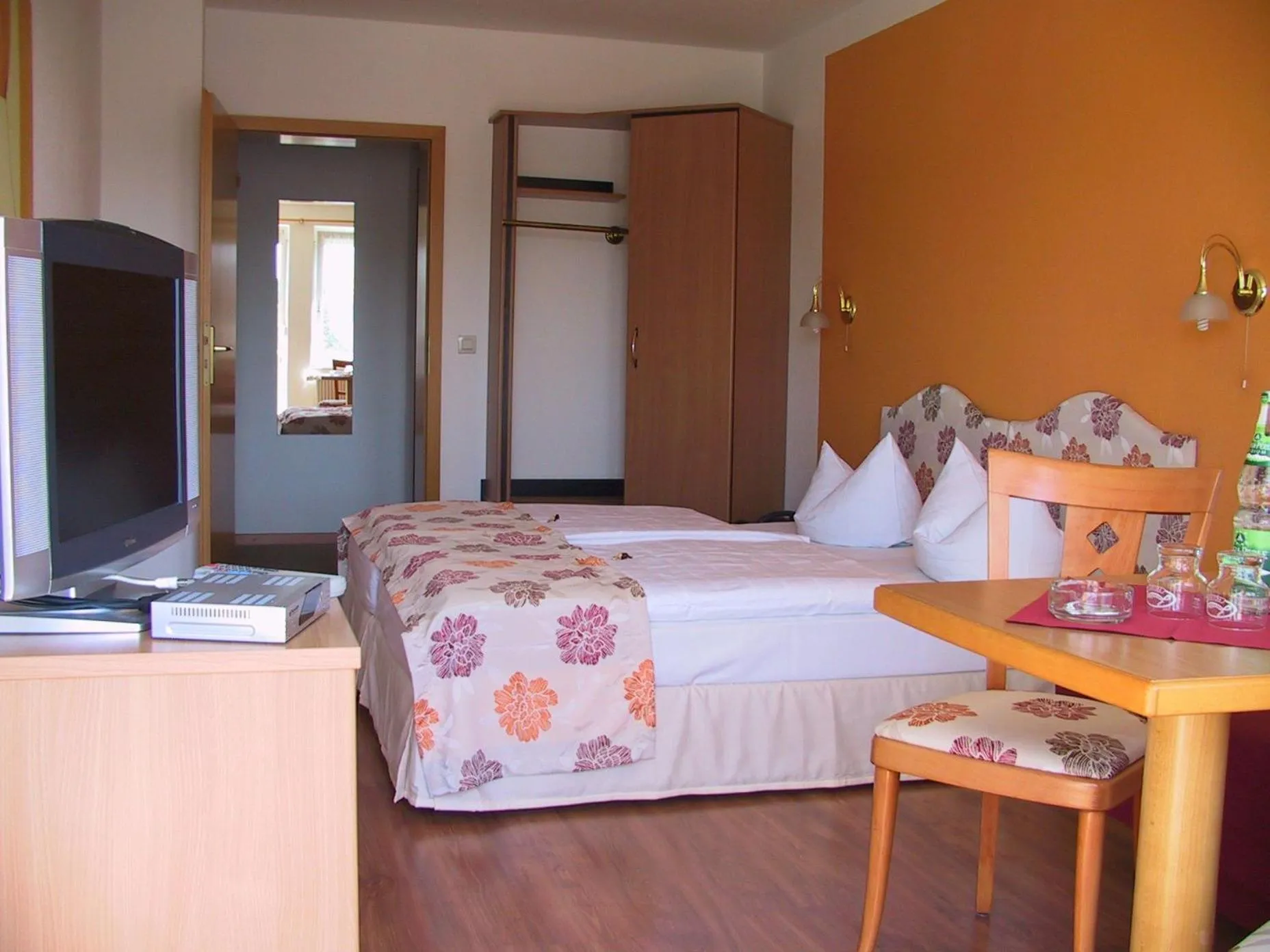 Photo of the whole room, Bed in Hotel am Schloss