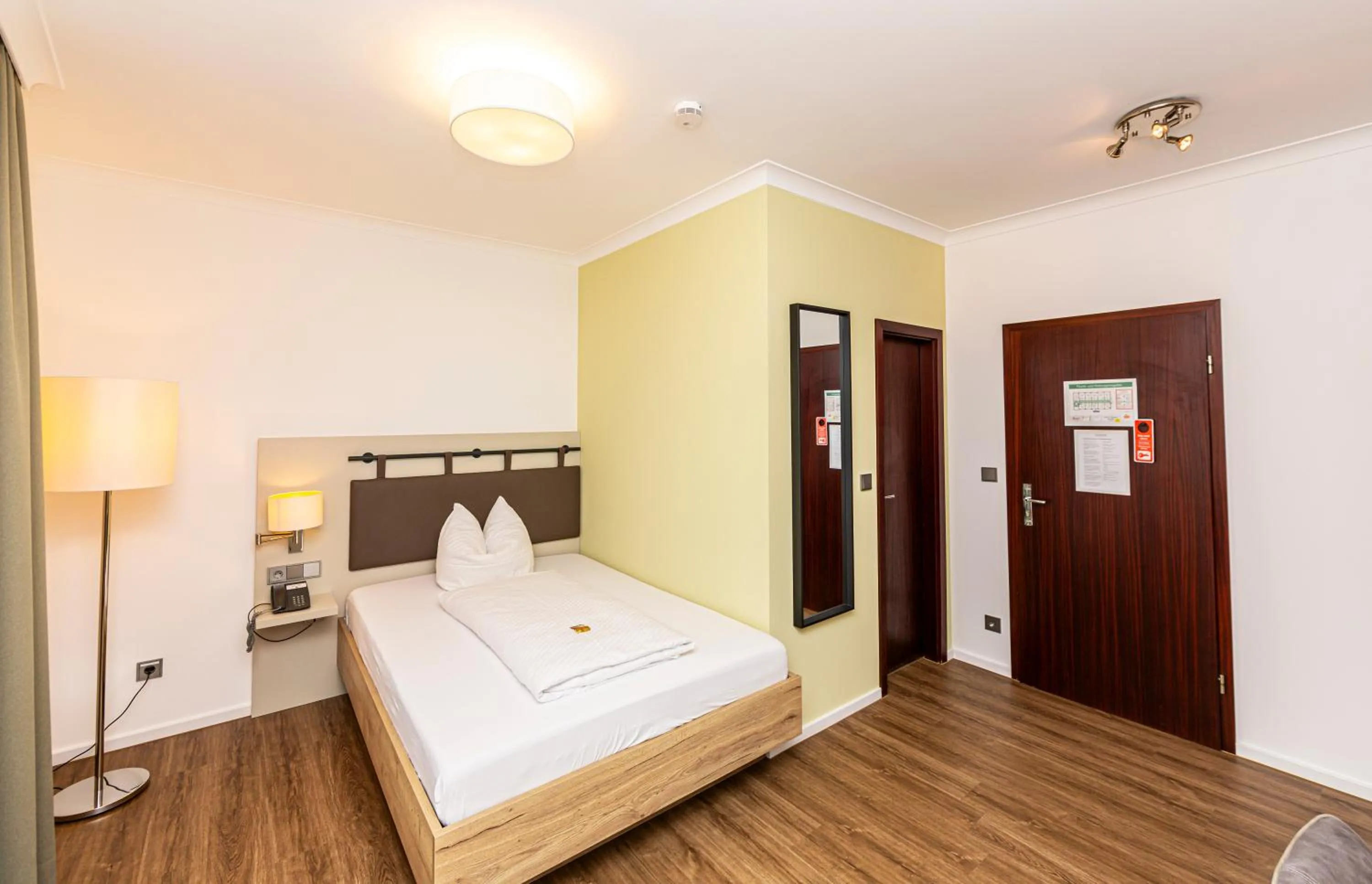 Photo of the whole room, Bed in Königshof Bed and Breakfast