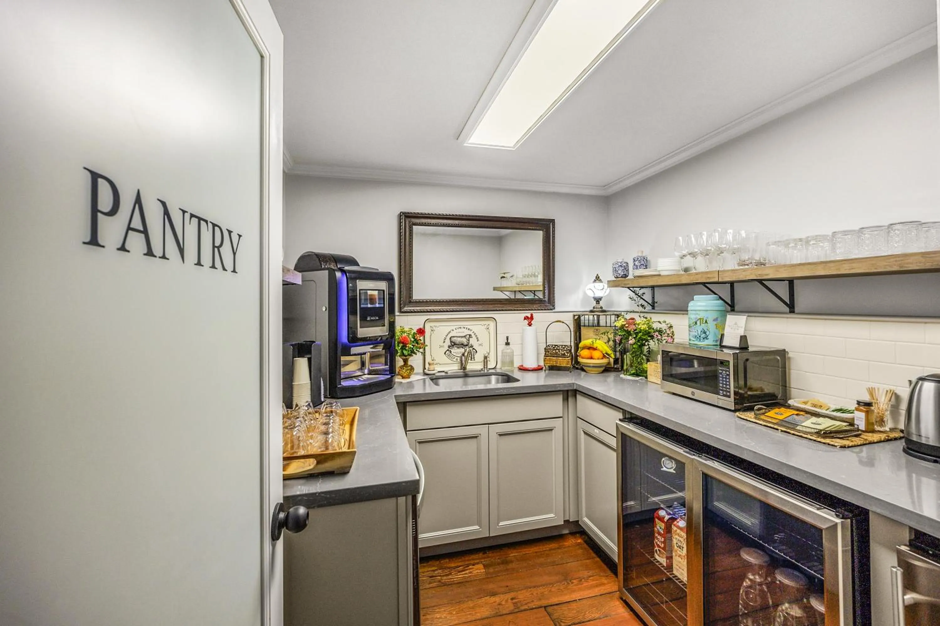 Communal kitchen in McCully House Inn