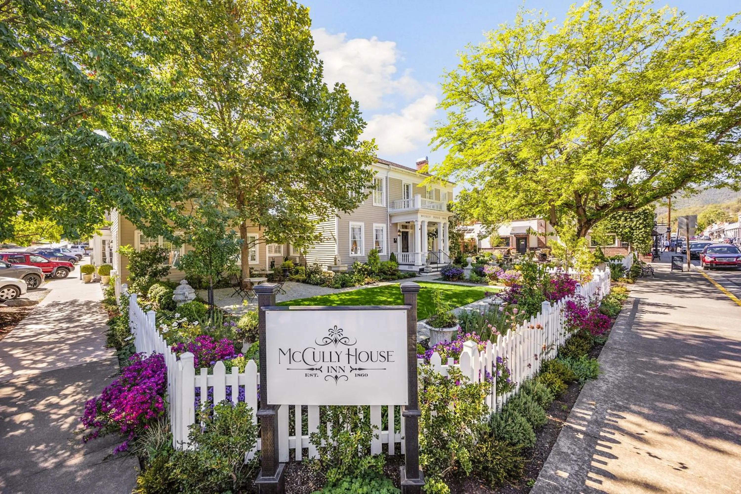 Property building in McCully House Inn