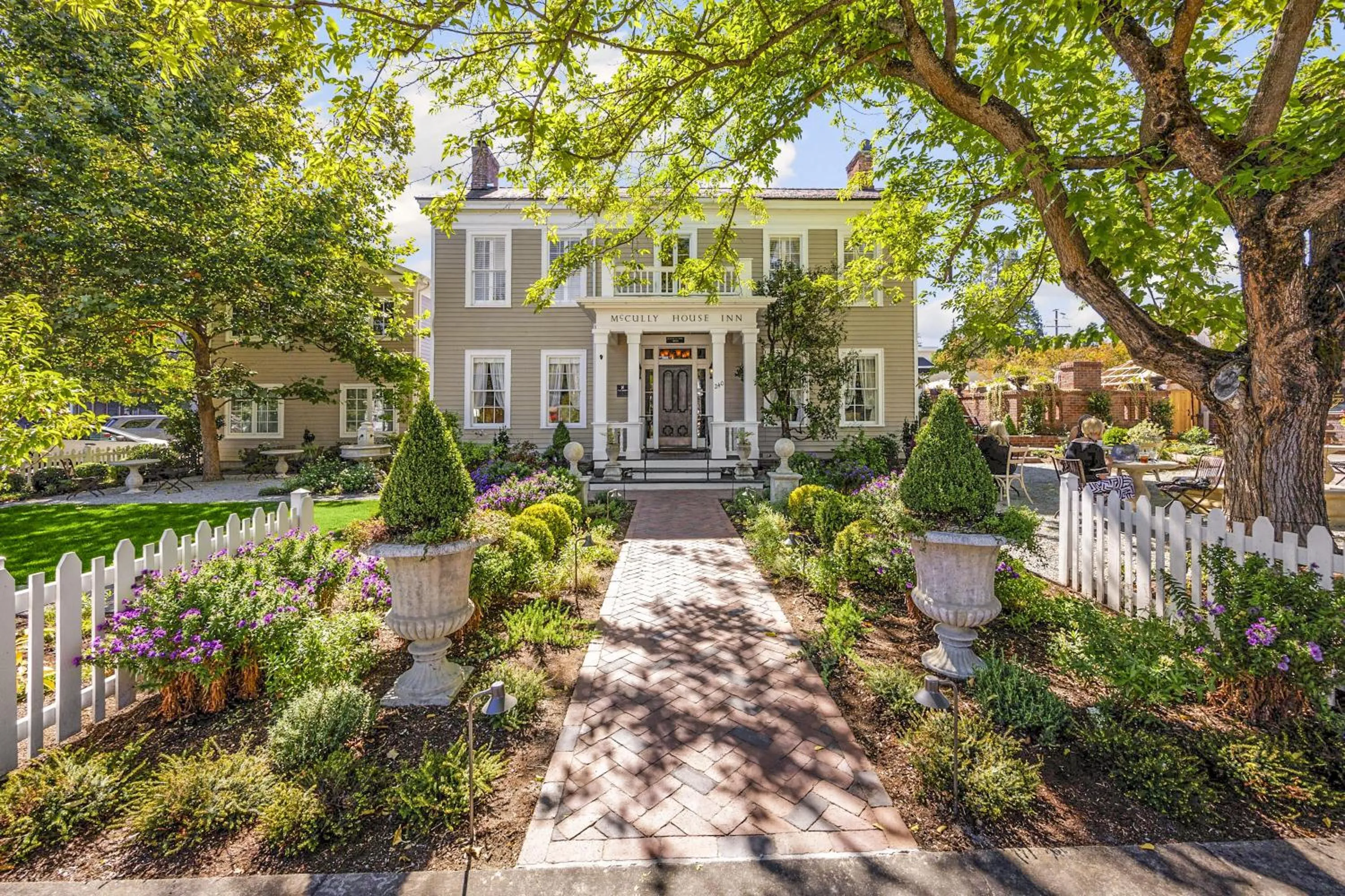 Facade/entrance in McCully House Inn