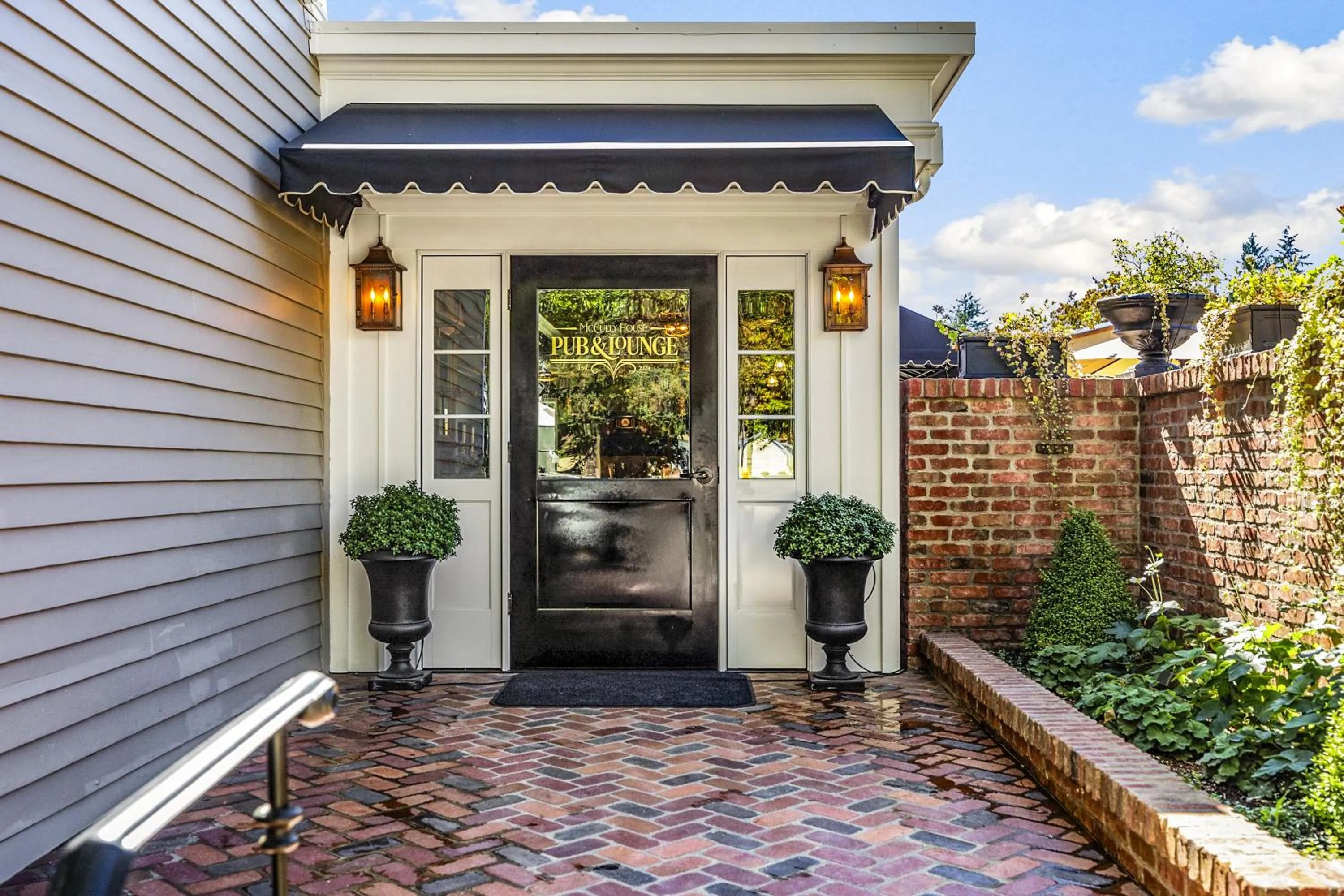 Facade/entrance in McCully House Inn