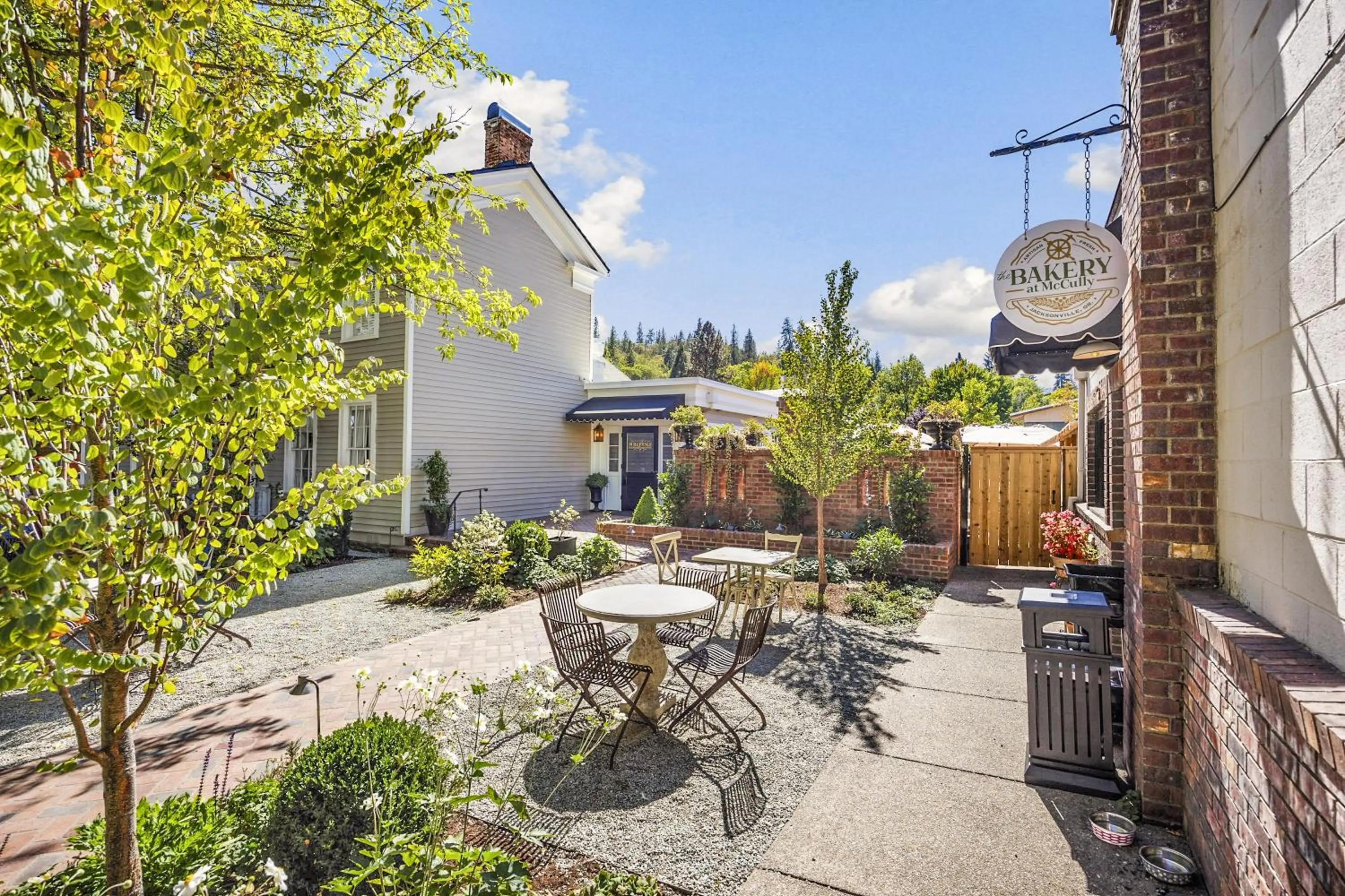 Facade/entrance in McCully House Inn