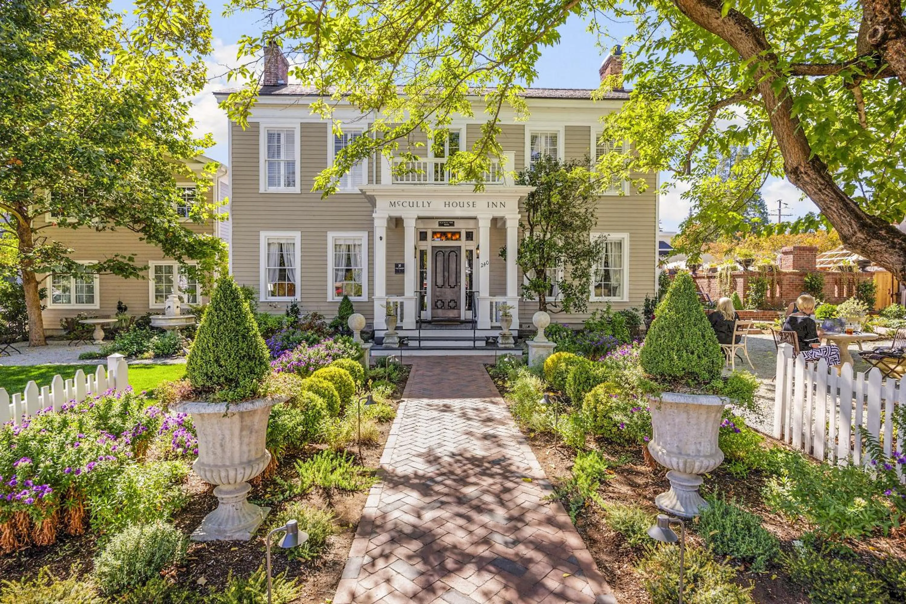 Facade/entrance in McCully House Inn