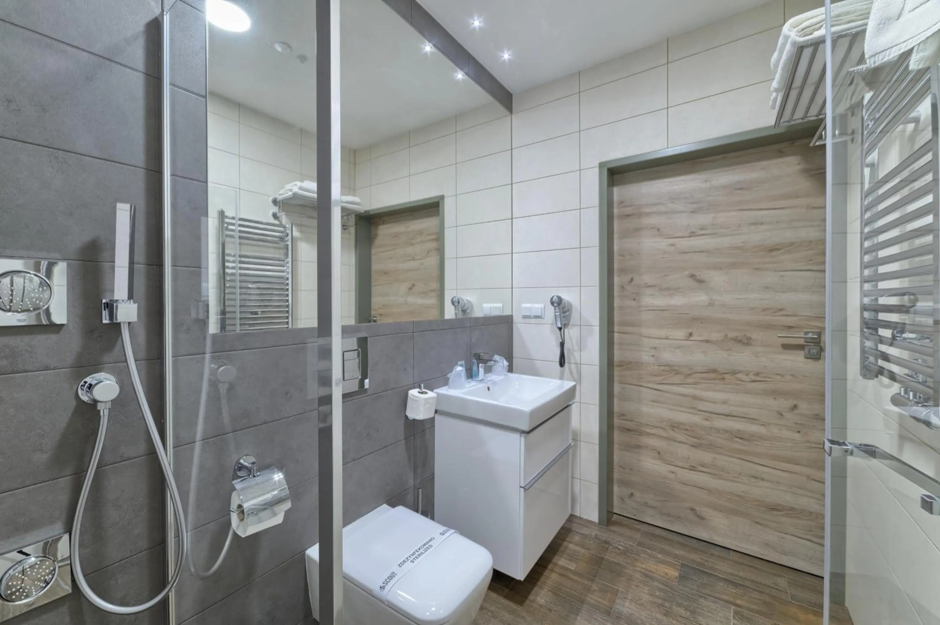 Shower in Hotel Scout