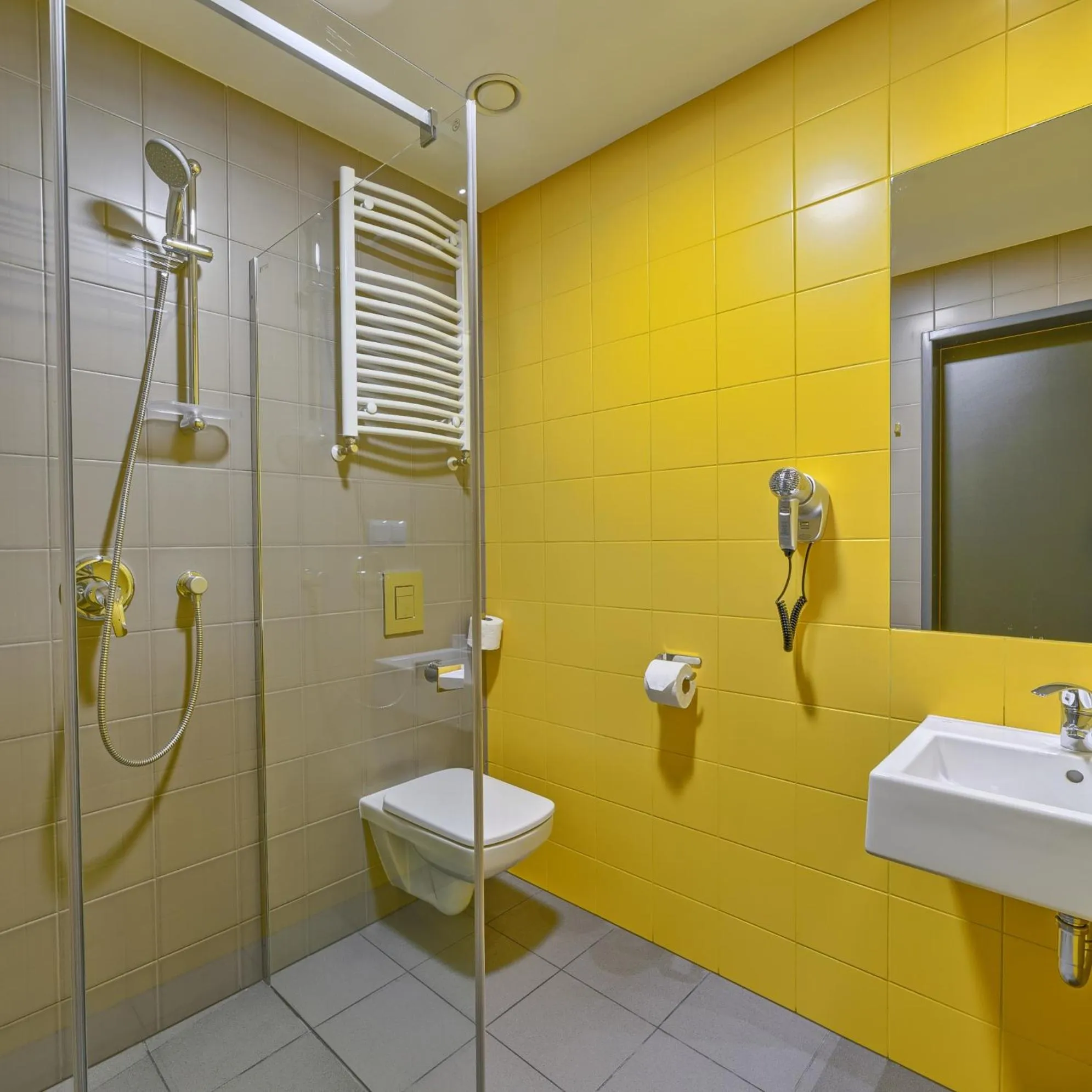 Shower in Hotel Scout