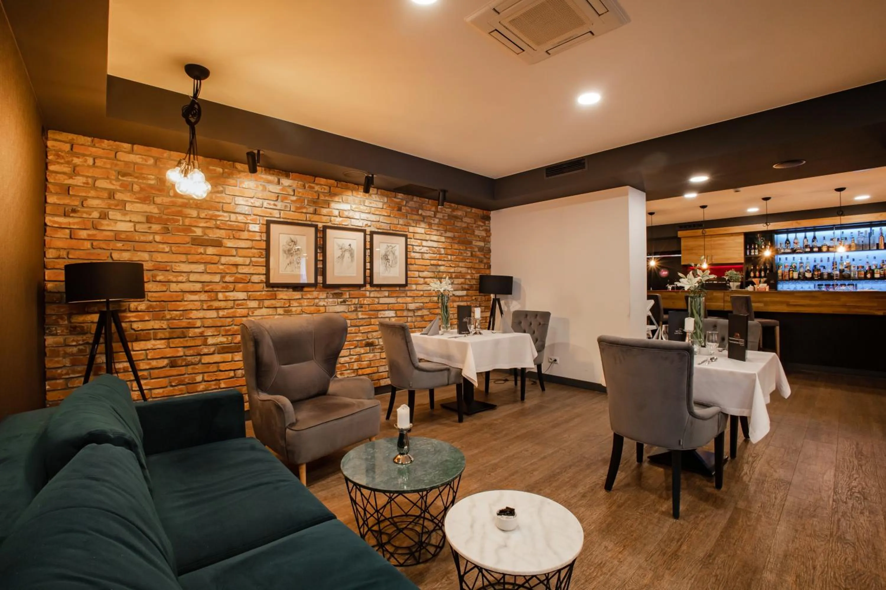 Restaurant/places to eat in Hotel Scout