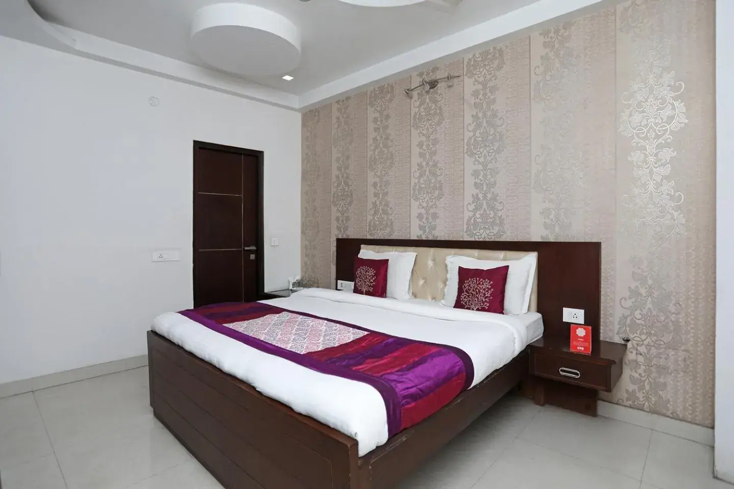 Deluxe Double Room (2 Adults + 1 Child) in Hotel Flora Inn Deluxe Double Room (2 Adults + 1 Child) in Hotel Flora Inn