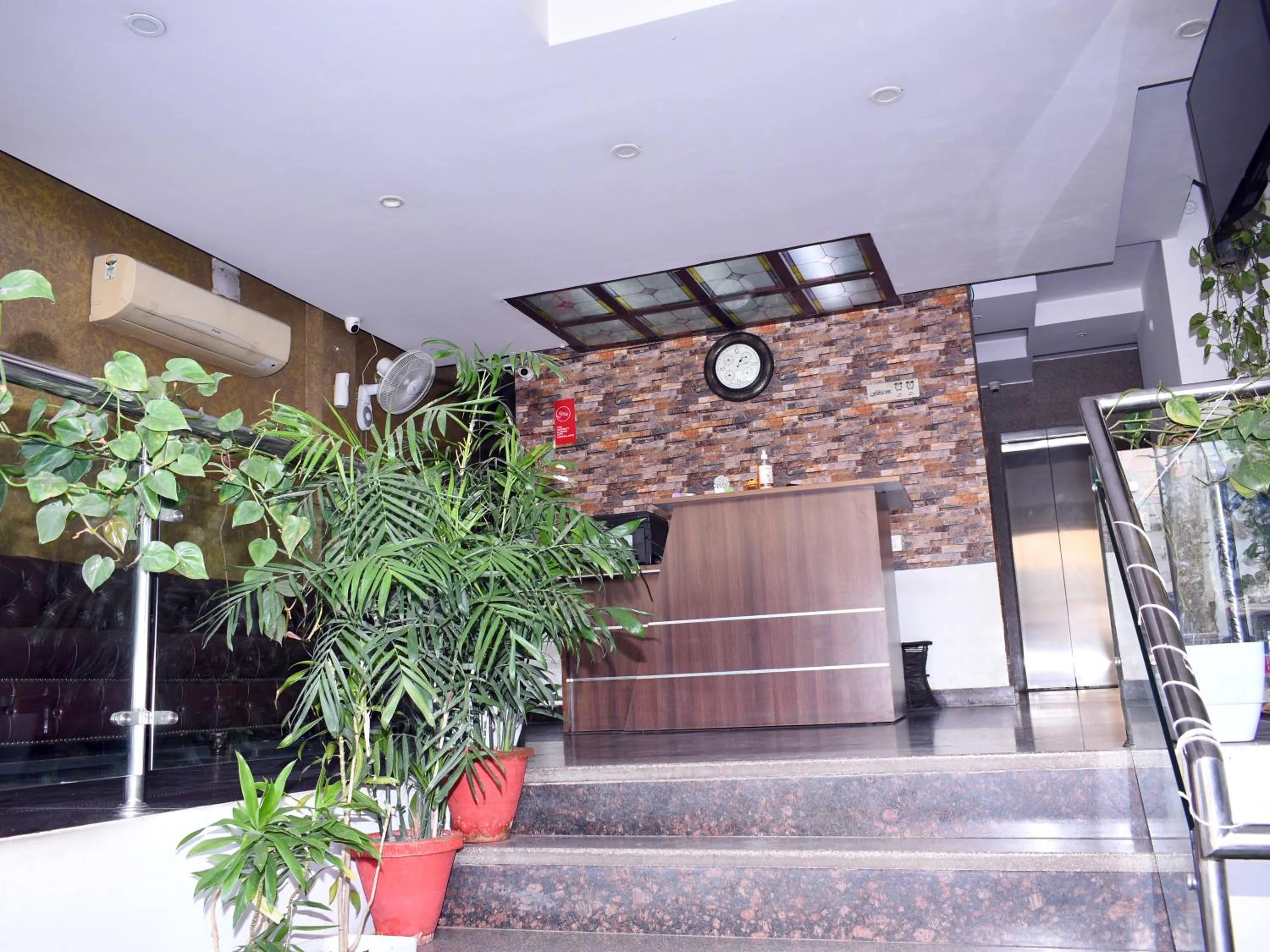 Facade/entrance in Hotel Flora Inn