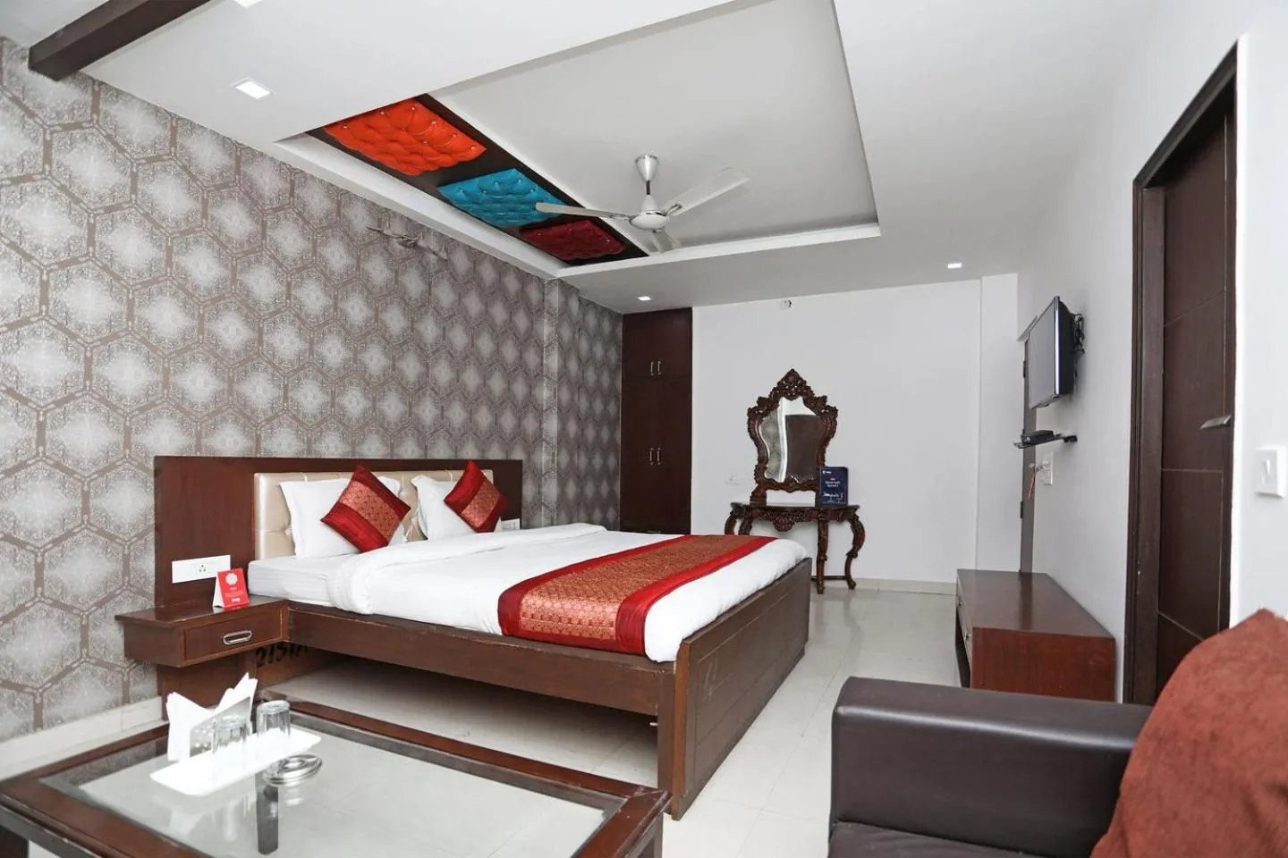 Photo of the whole room, Bed in Hotel Flora Inn