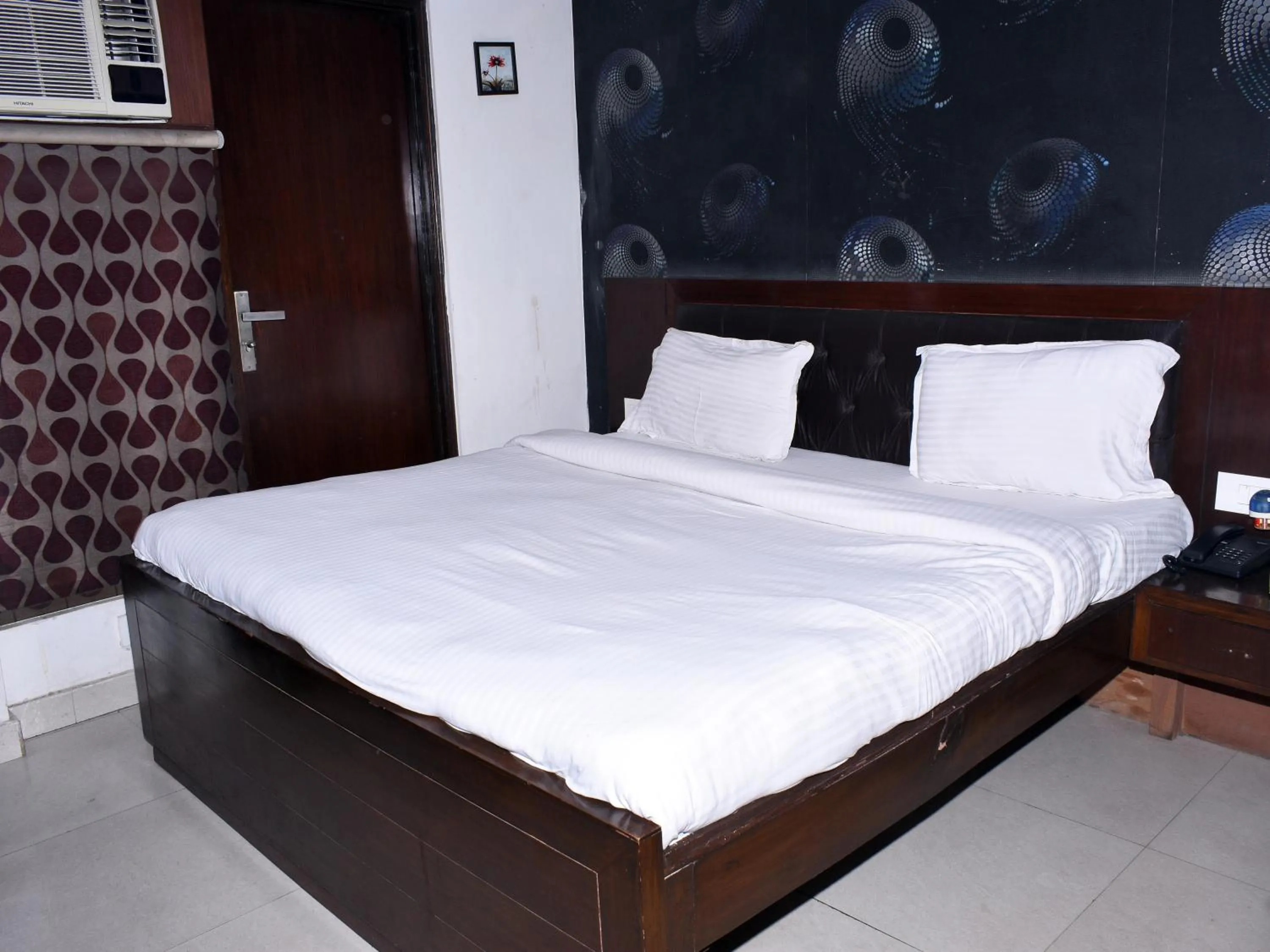 Photo of the whole room, Bed in Hotel Flora Inn