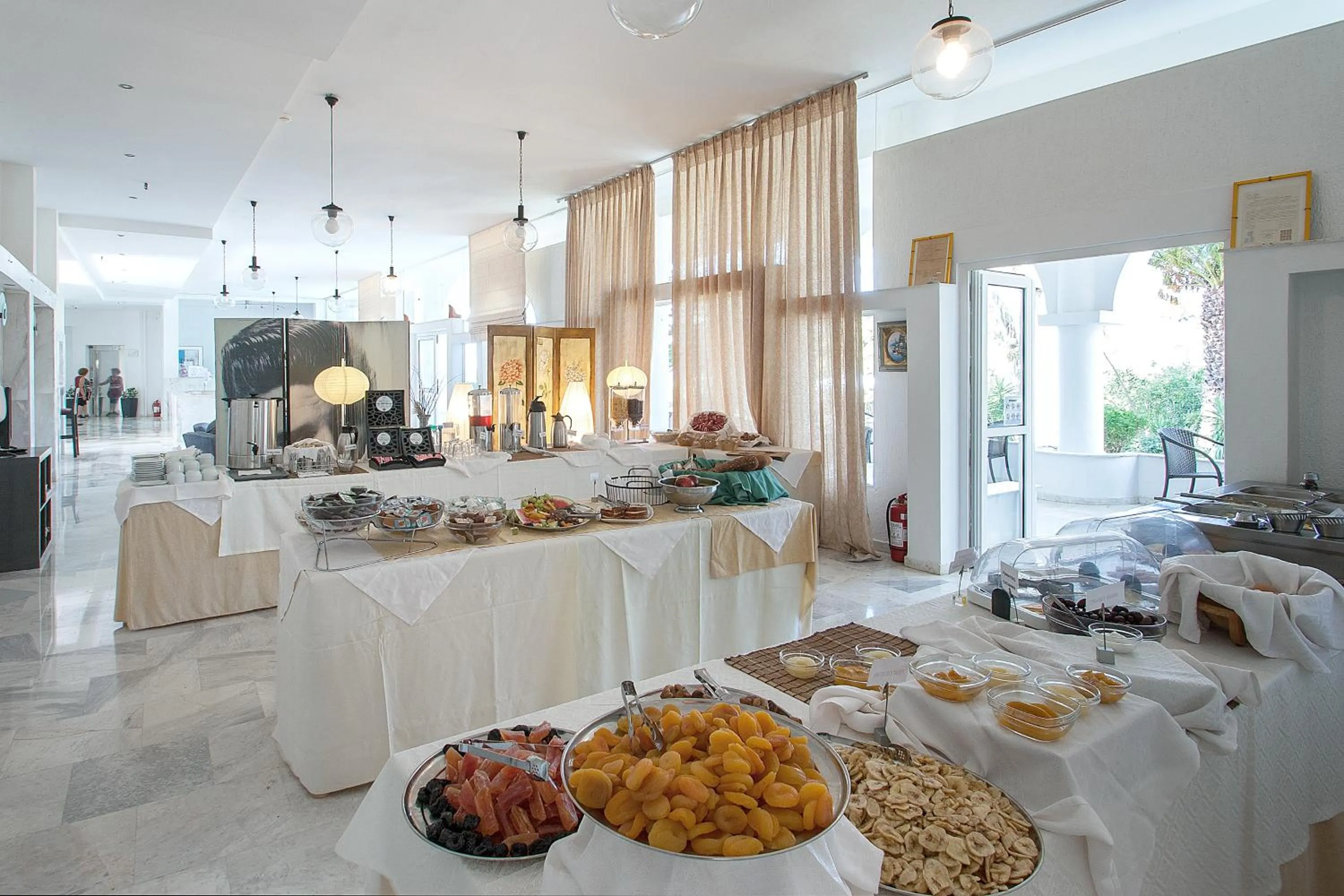 Restaurant/places to eat in Arco Beach Hotel