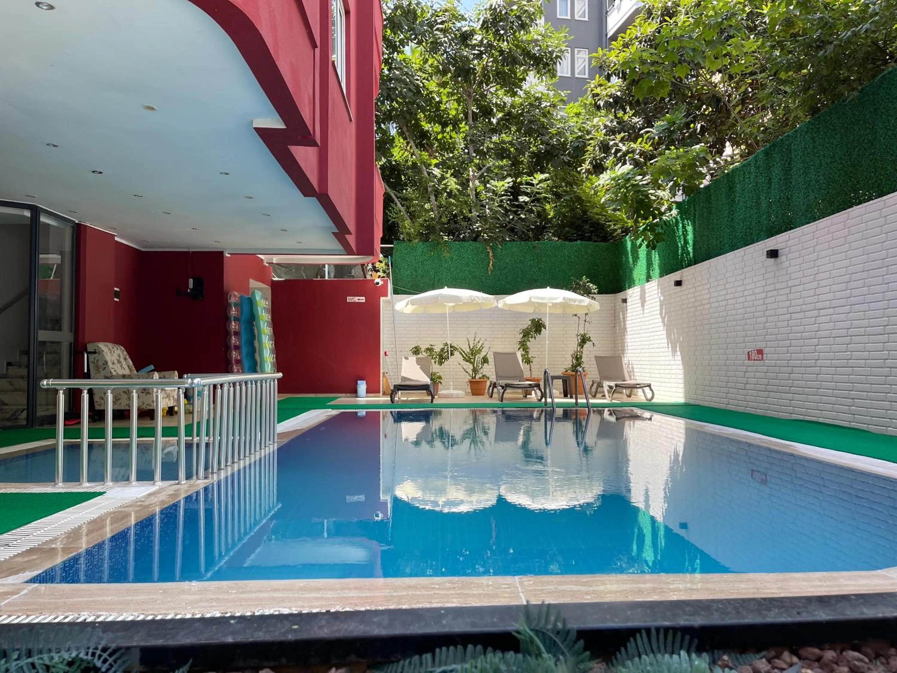 Swimming pool in Twin Apart Hotel