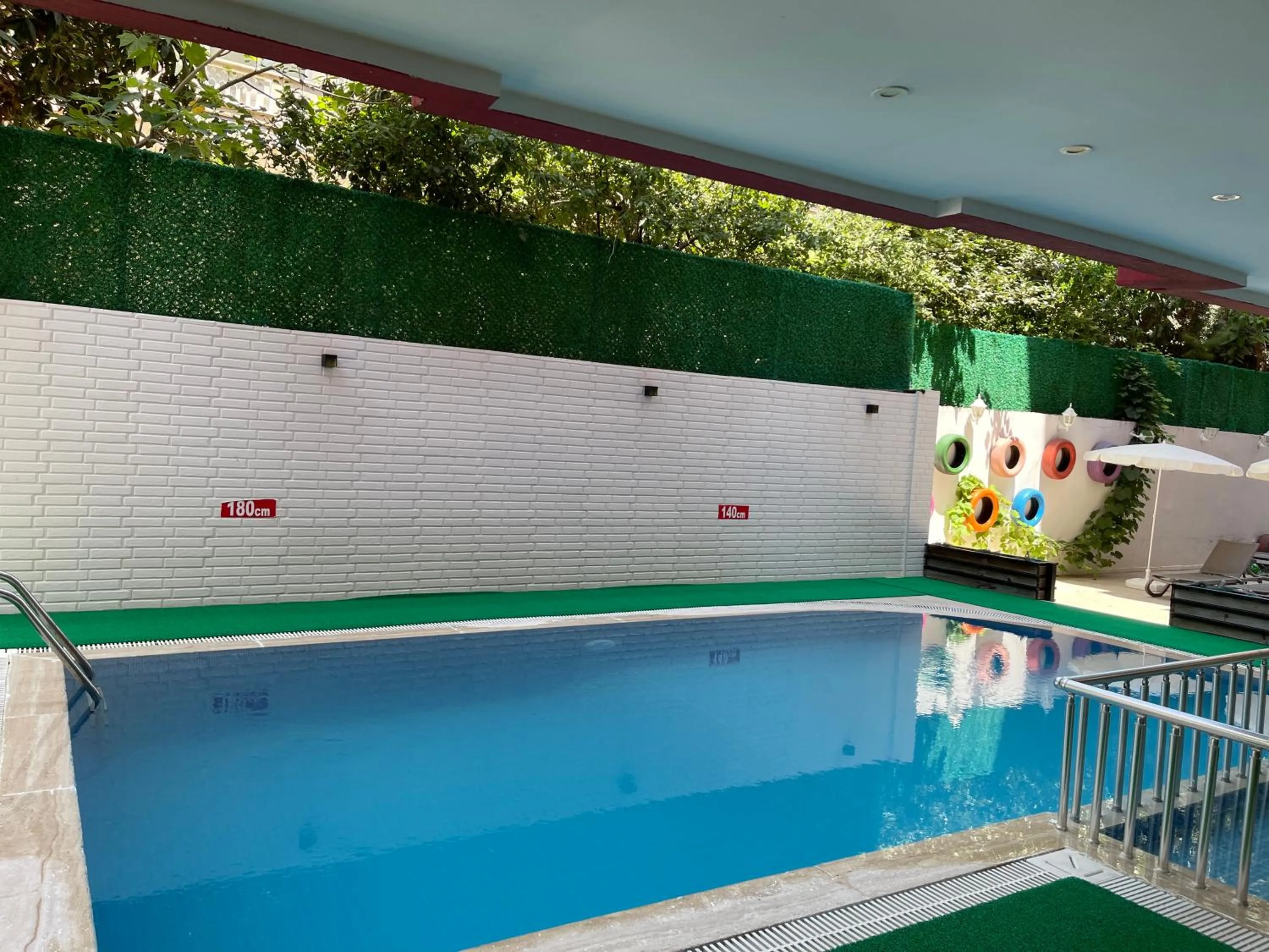 Swimming pool in Twin Apart Hotel