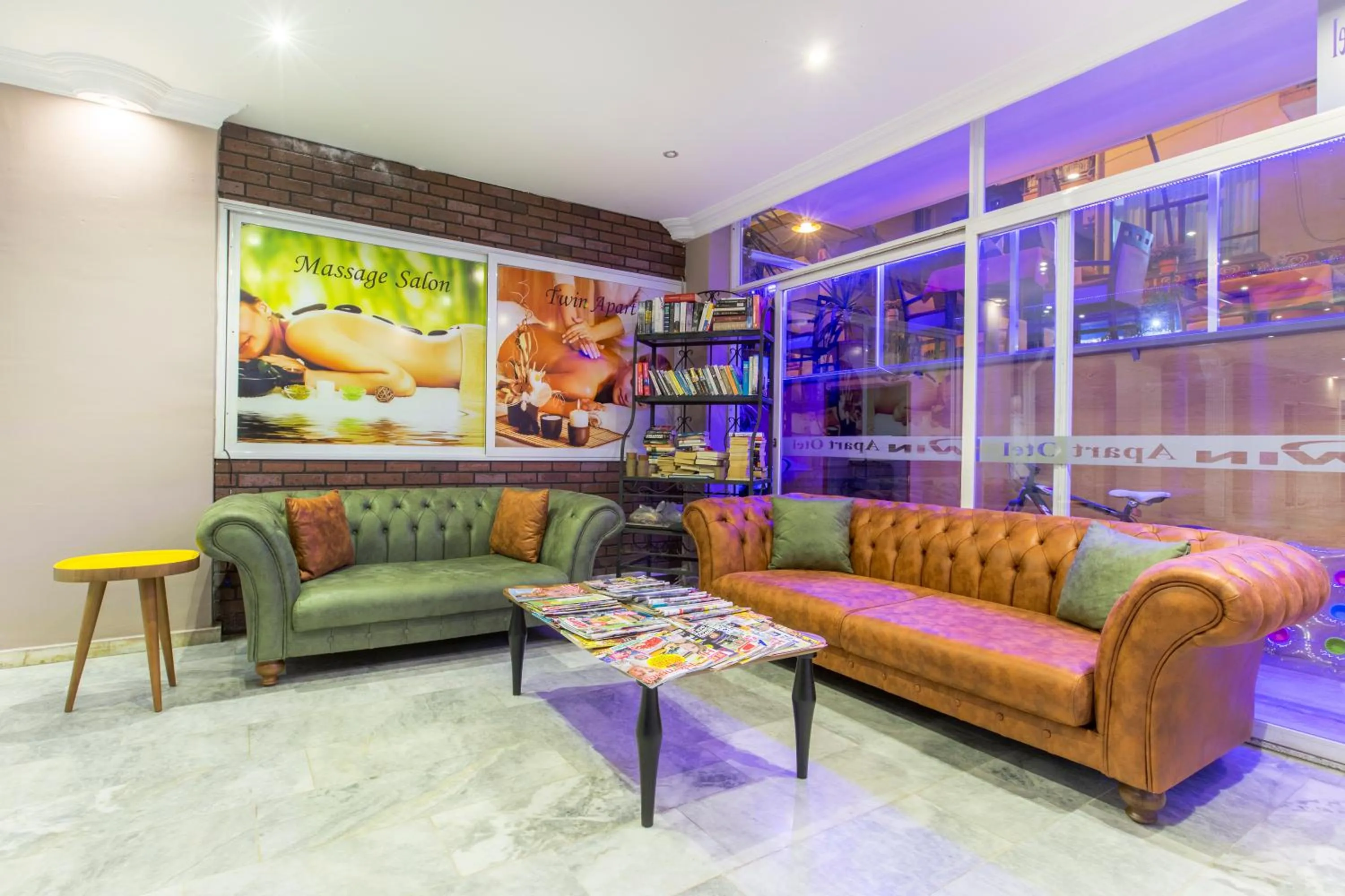 Library in Twin Apart Hotel