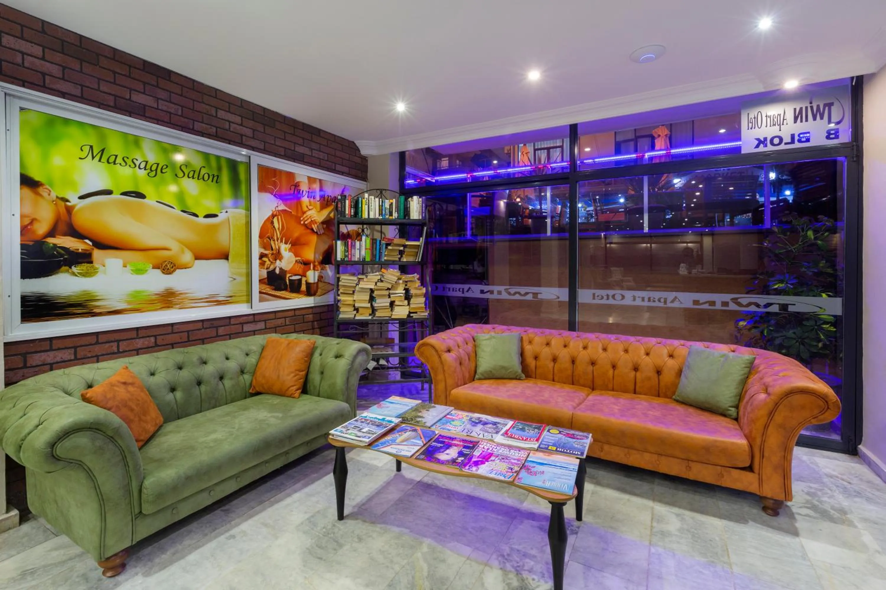 Library in Twin Apart Hotel